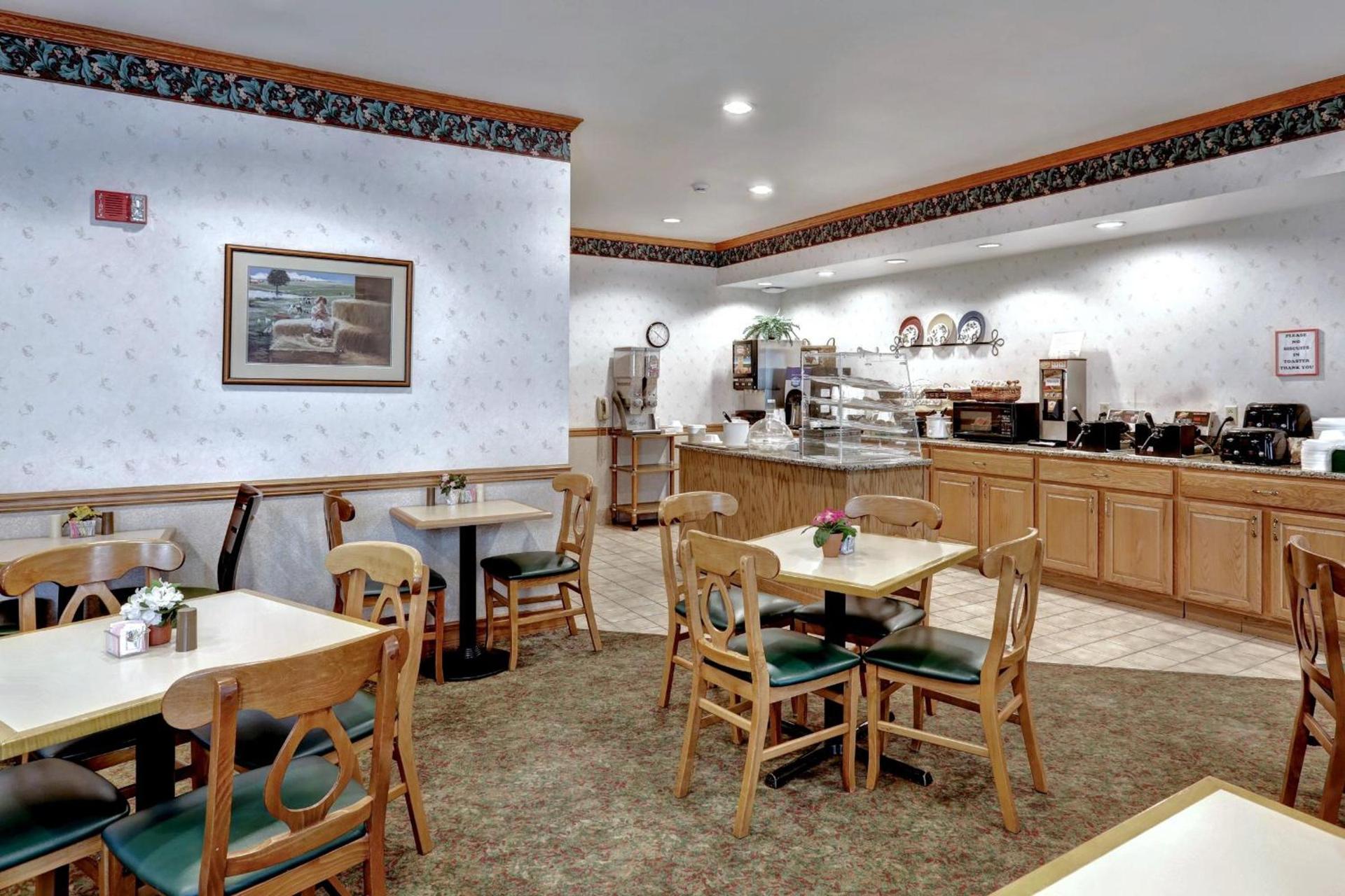 Lancaster Inn & Suites photo 17