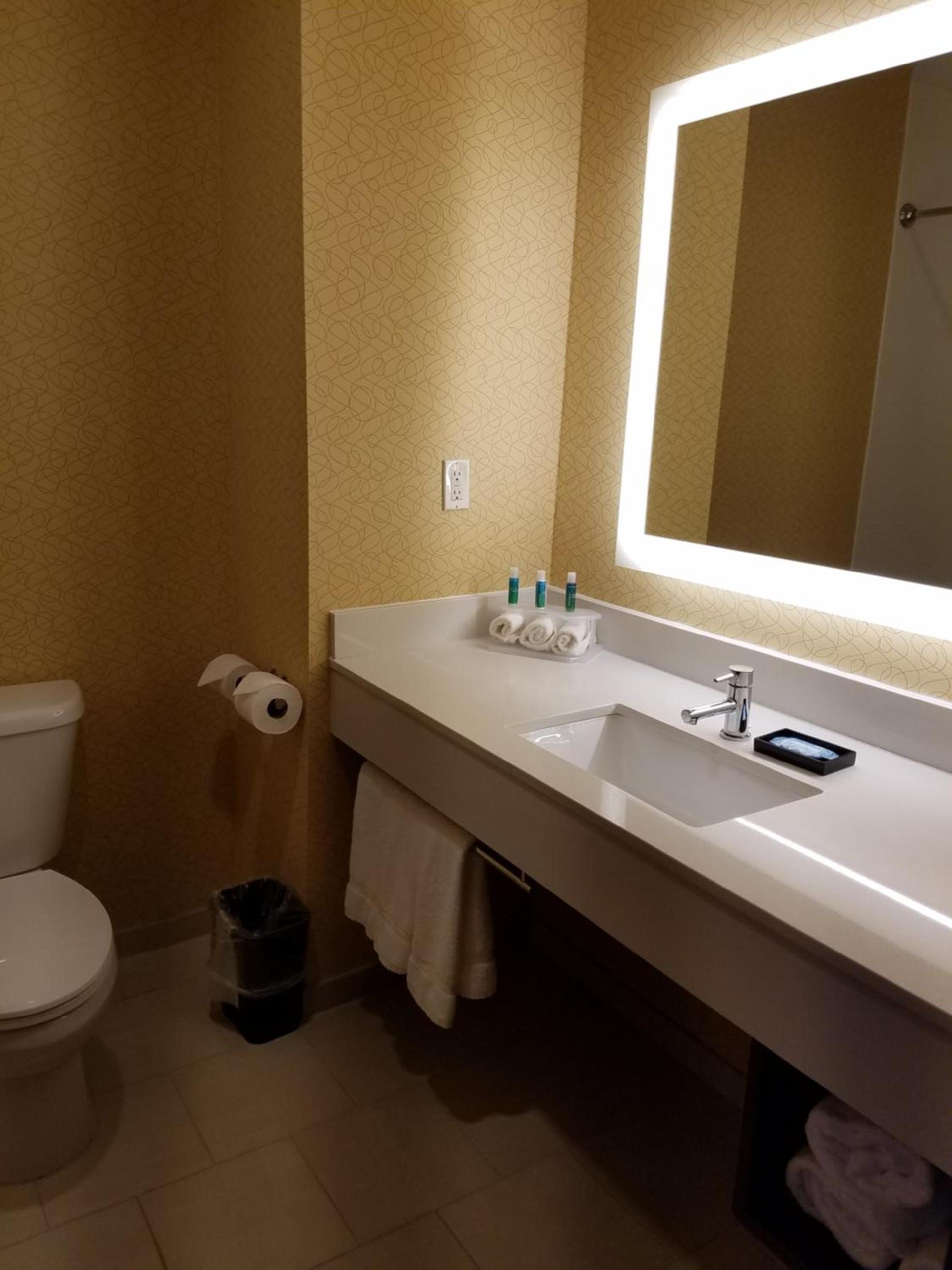 Holiday Inn Express Bordentown - Trenton South by IHG photo 4