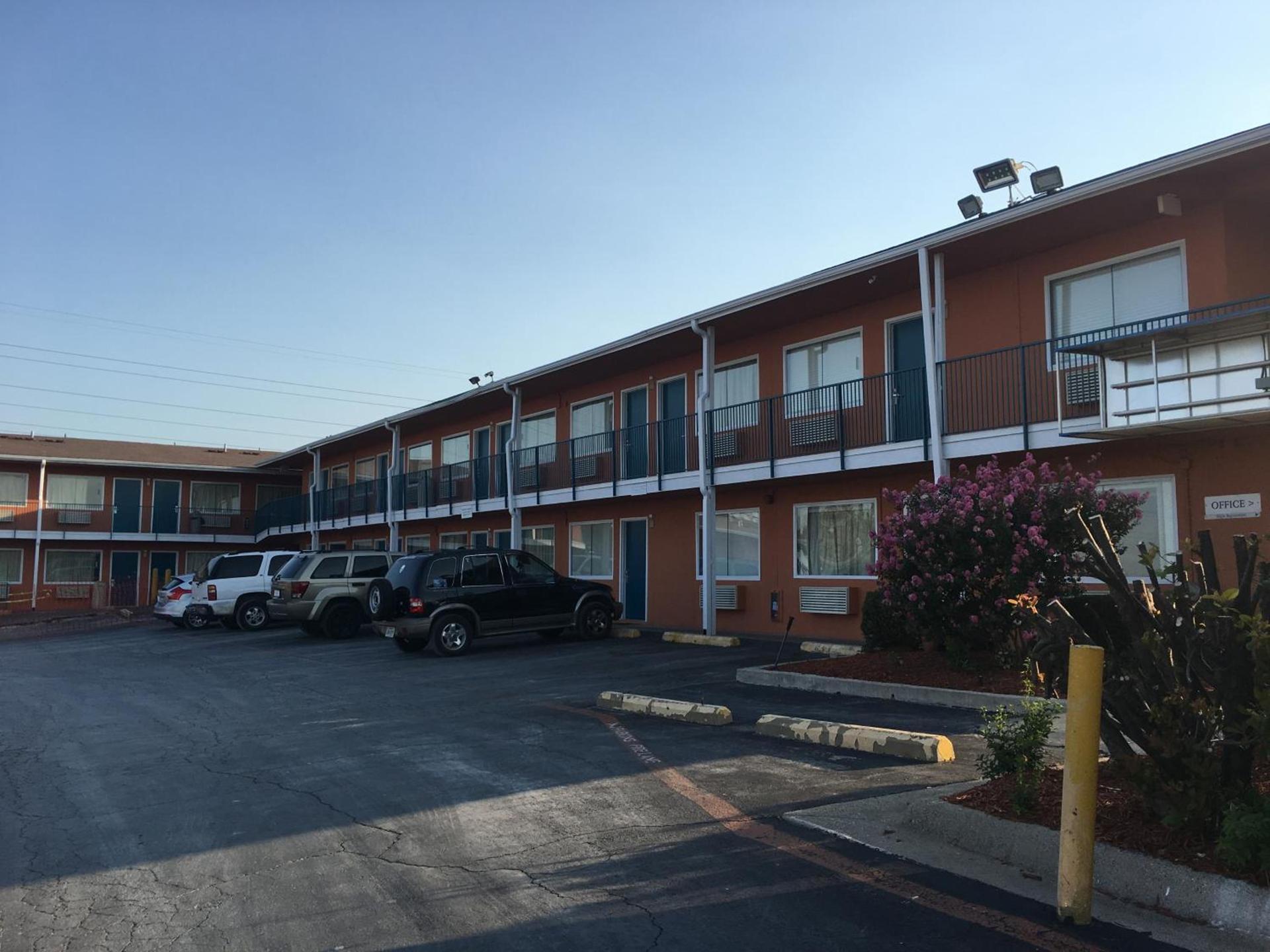 Relax Inn Forth Worth photo 4