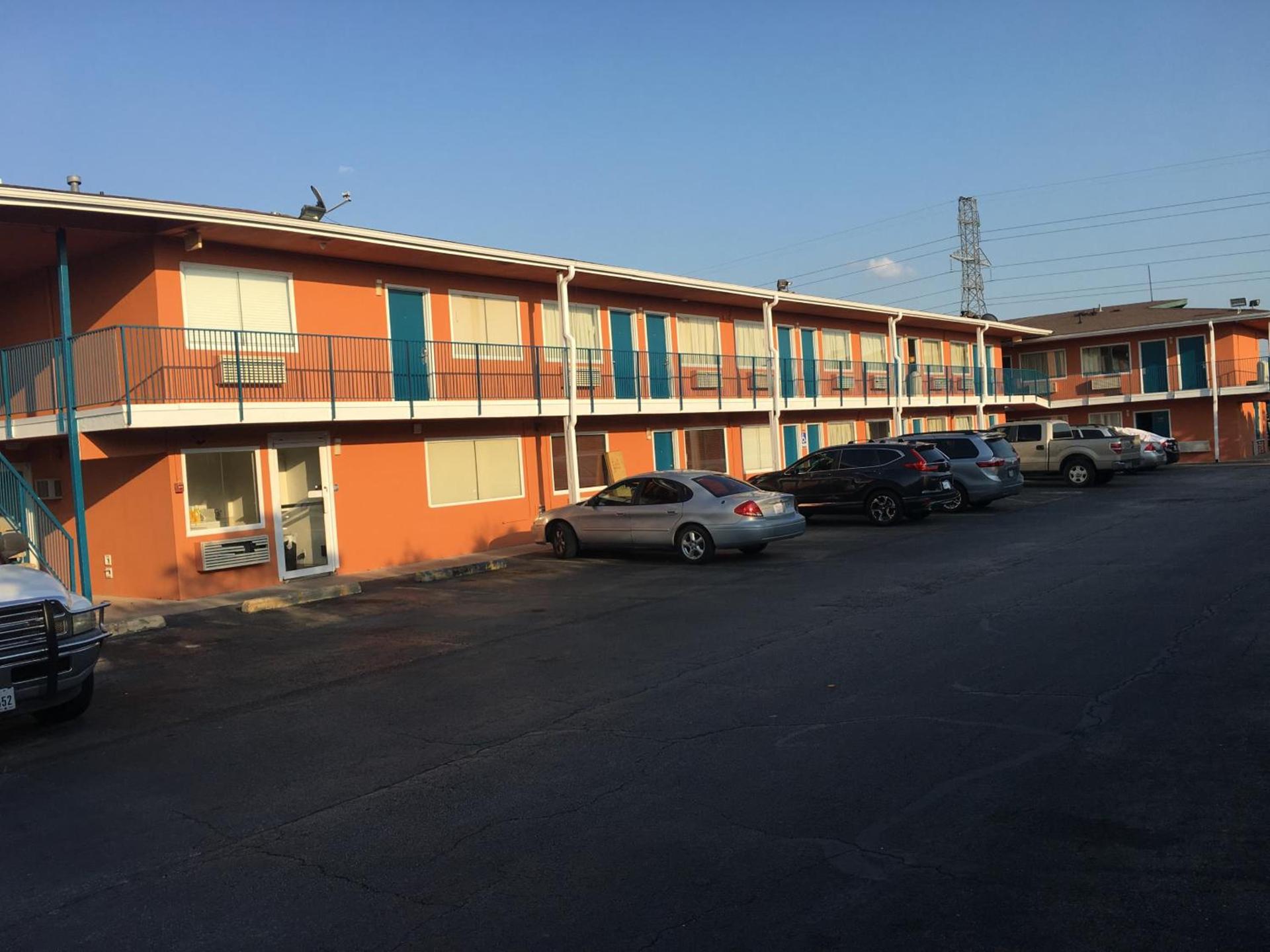 Relax Inn Forth Worth photo 6