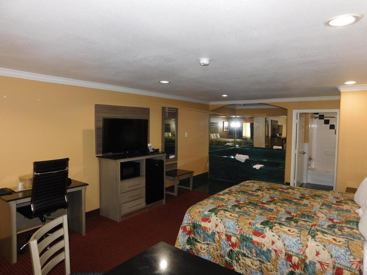 Regency Inn & Suites Beaumont photo 9