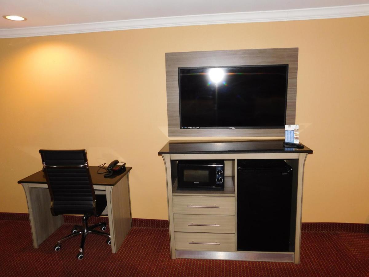 Regency Inn & Suites Beaumont photo 8