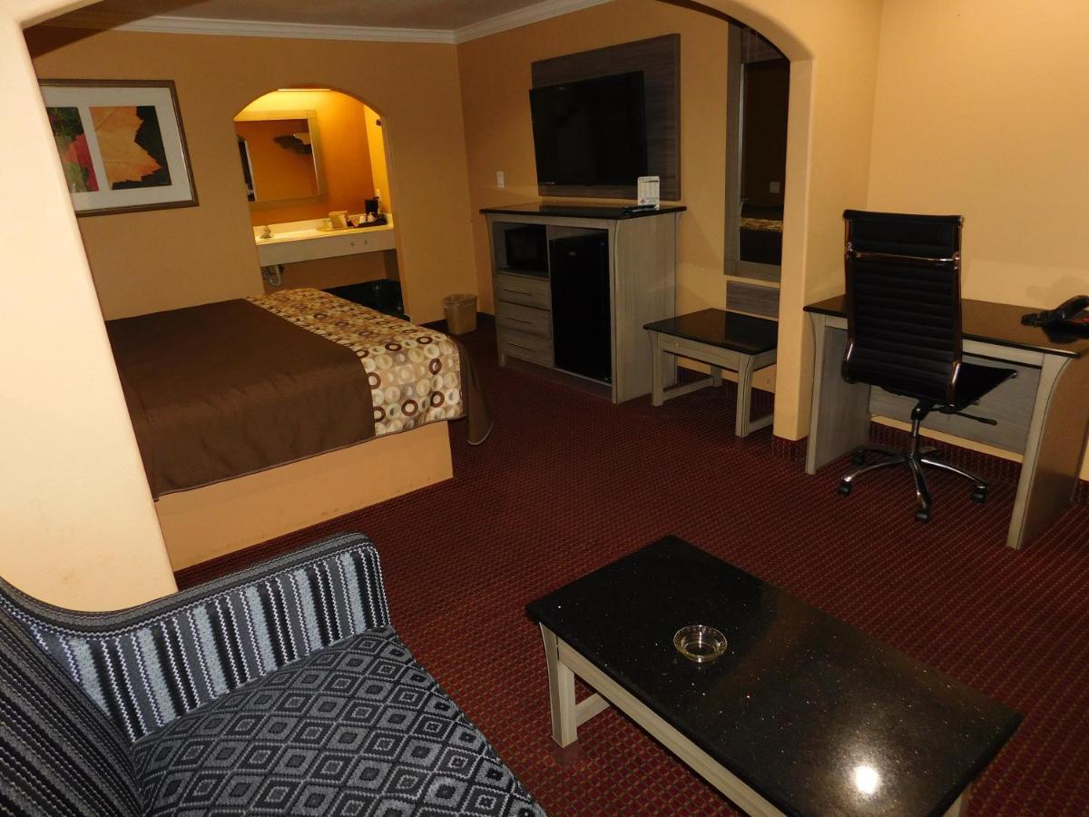 Regency Inn & Suites Beaumont photo 7