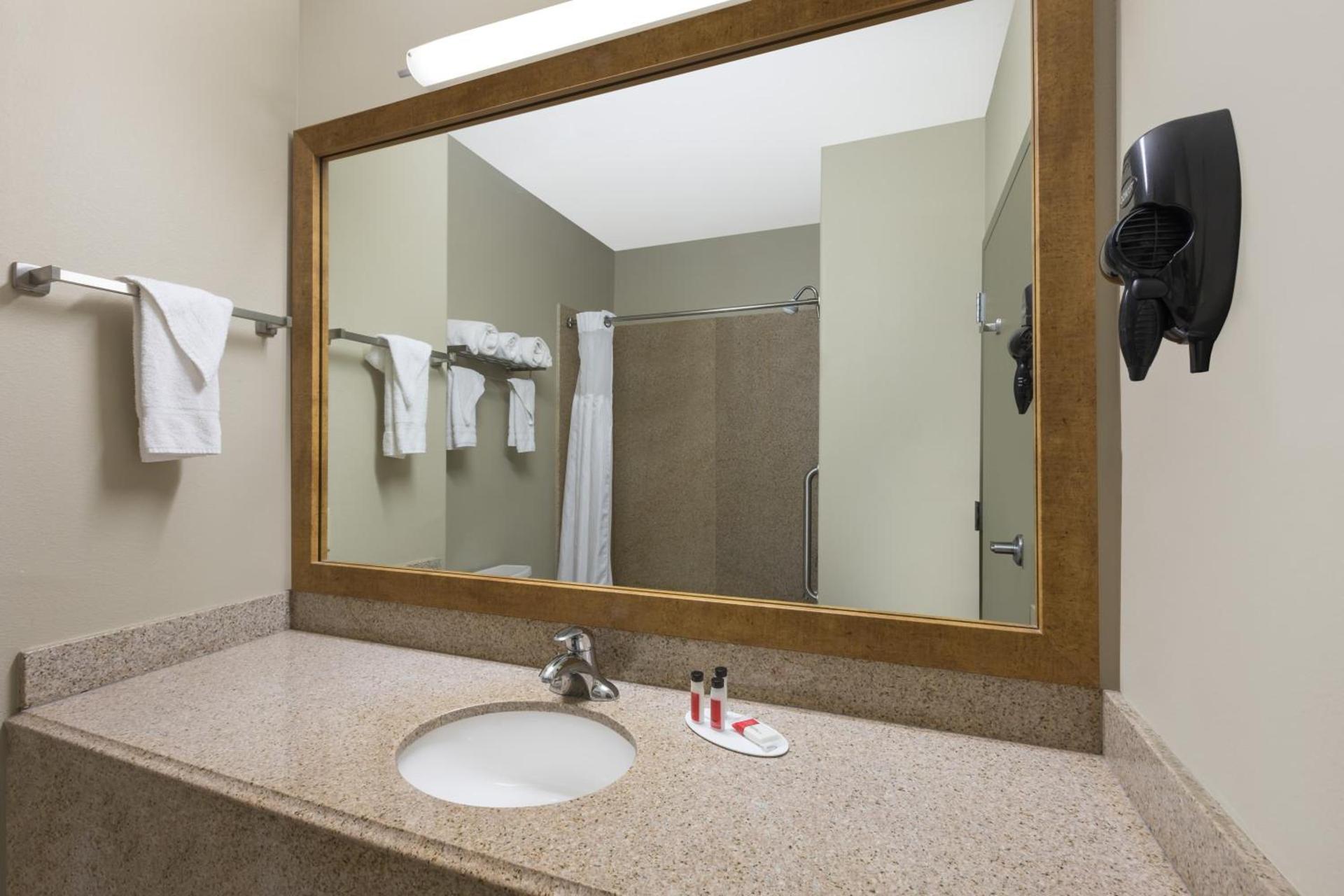 Baymont by Wyndham Columbus photo 33