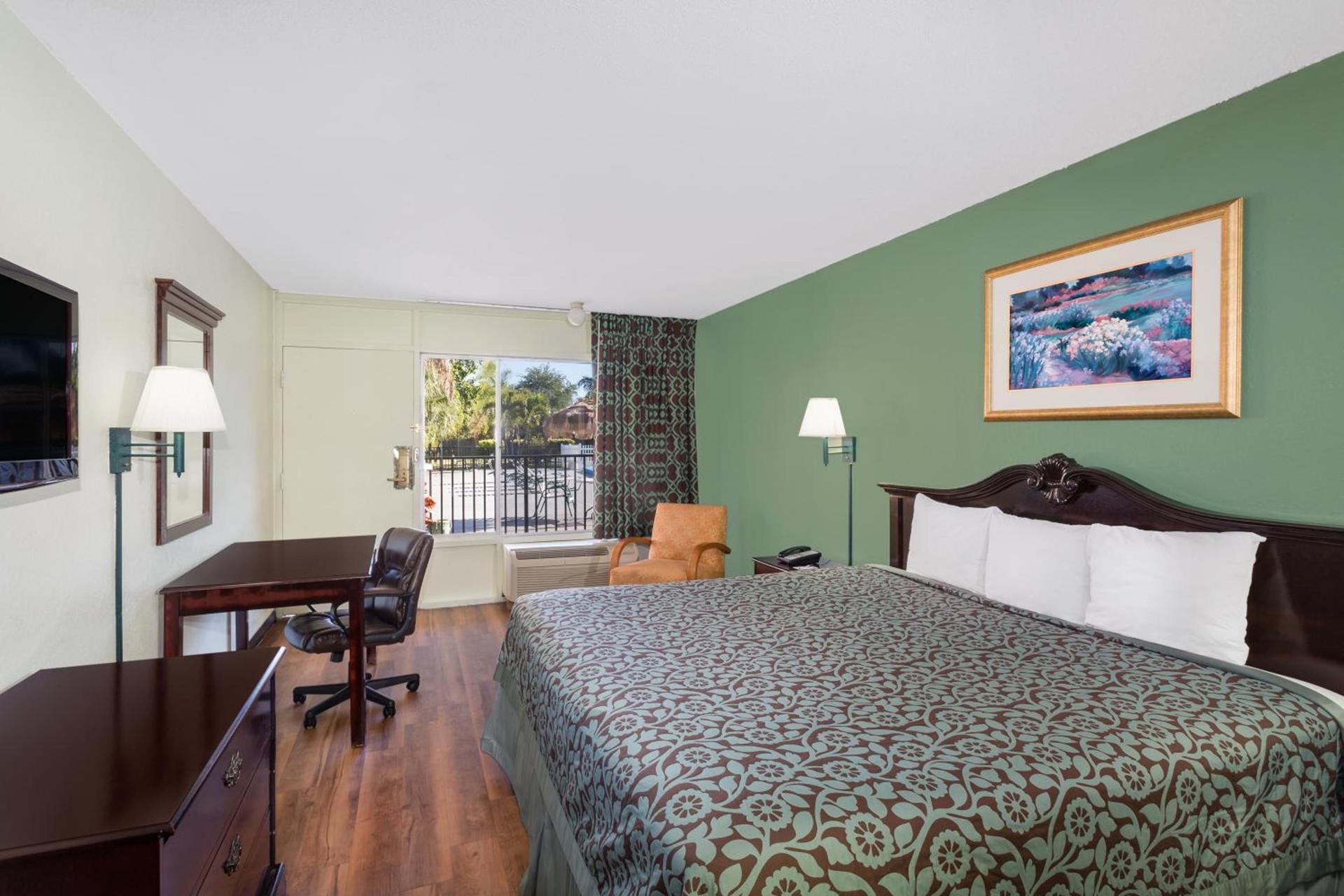Travelodge by Wyndham Fort Myers North photo 17