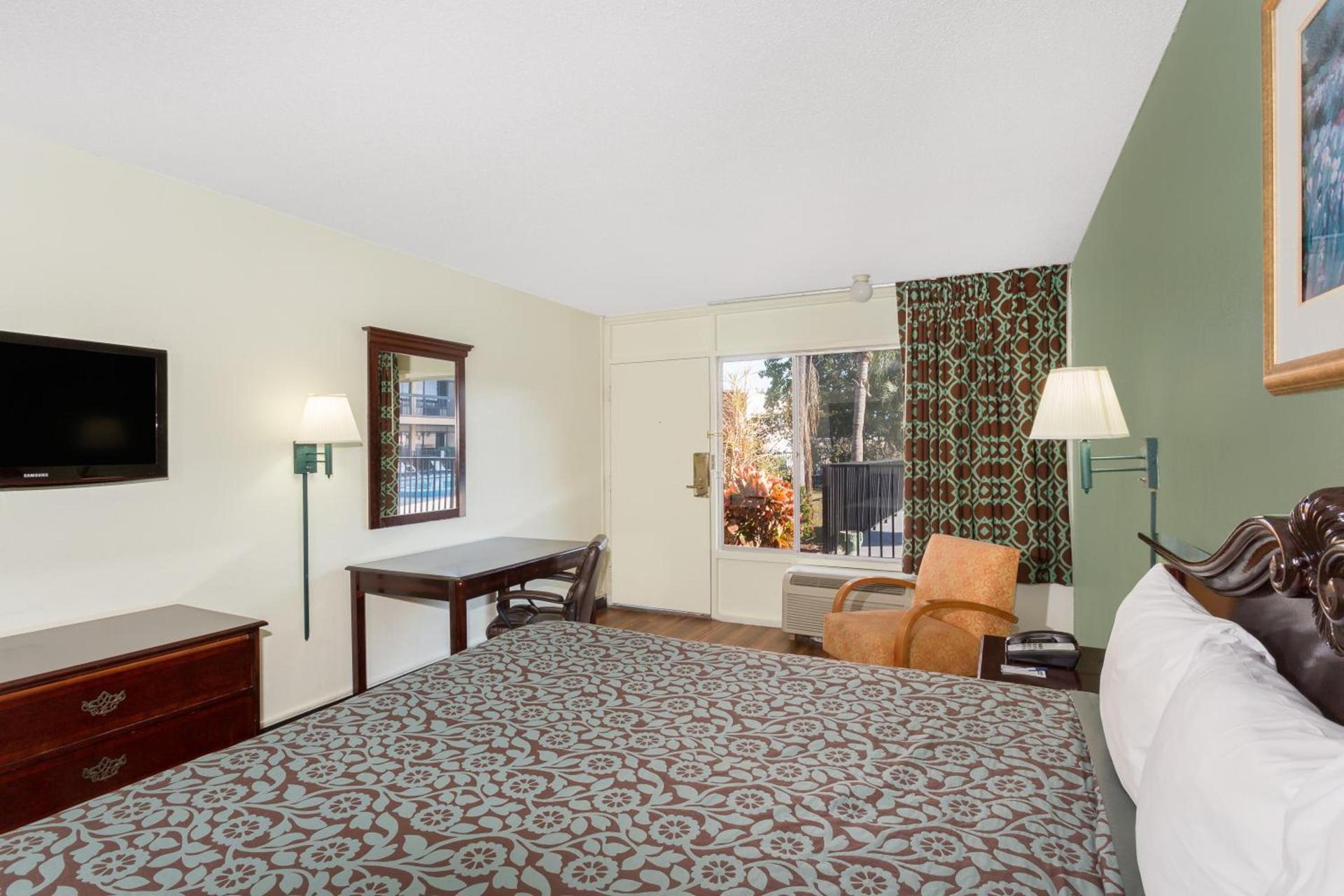 Travelodge by Wyndham Fort Myers North photo 8