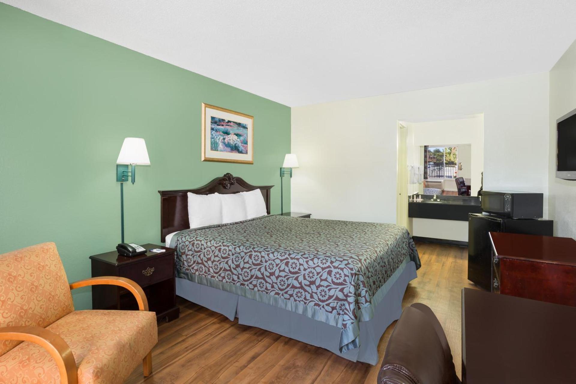 Travelodge by Wyndham Fort Myers North photo 9