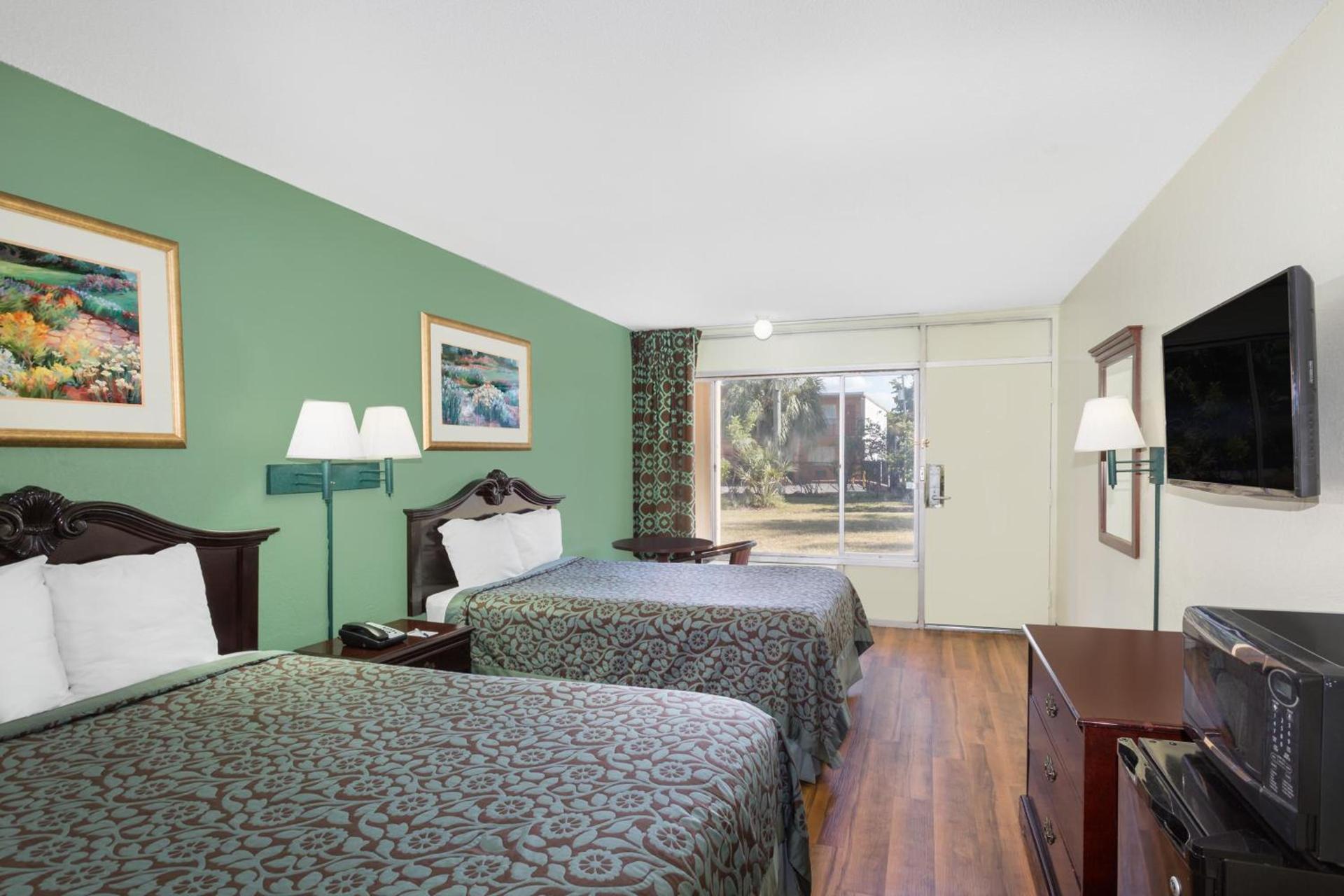 Travelodge by Wyndham Fort Myers North photo 13