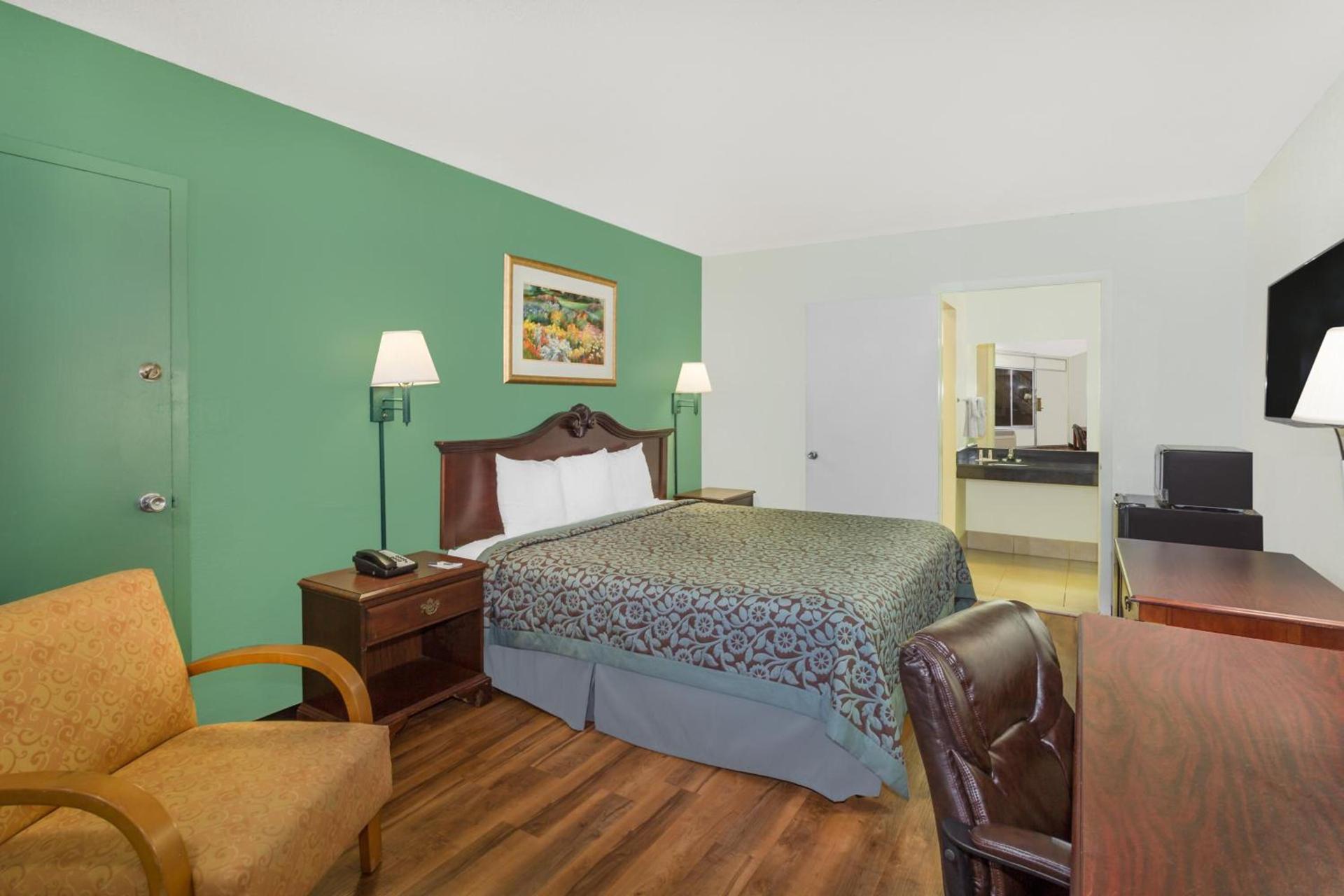 Travelodge by Wyndham Fort Myers North photo 11
