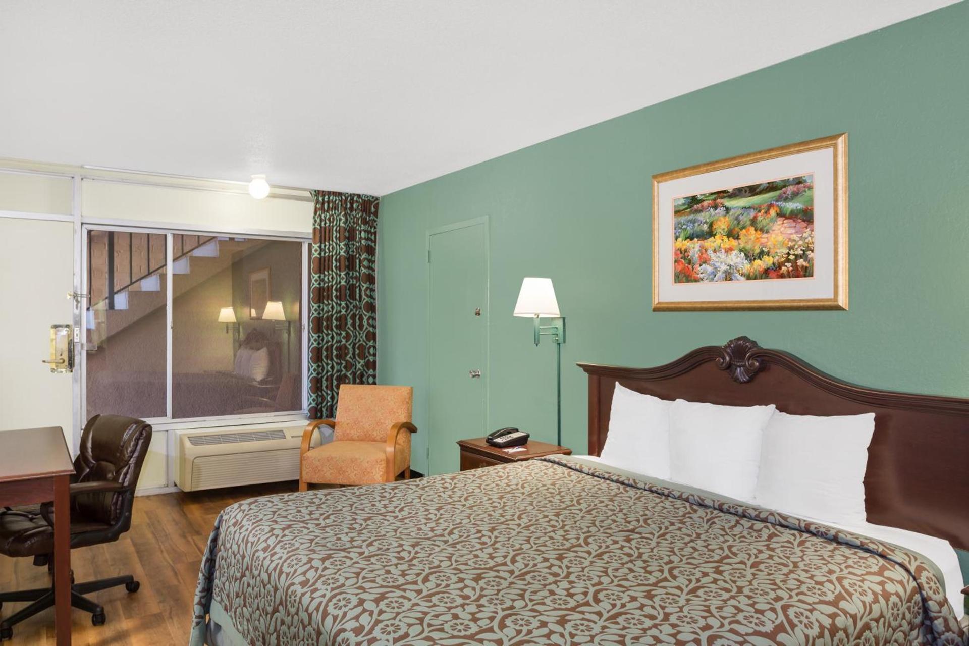Travelodge by Wyndham Fort Myers North photo 16