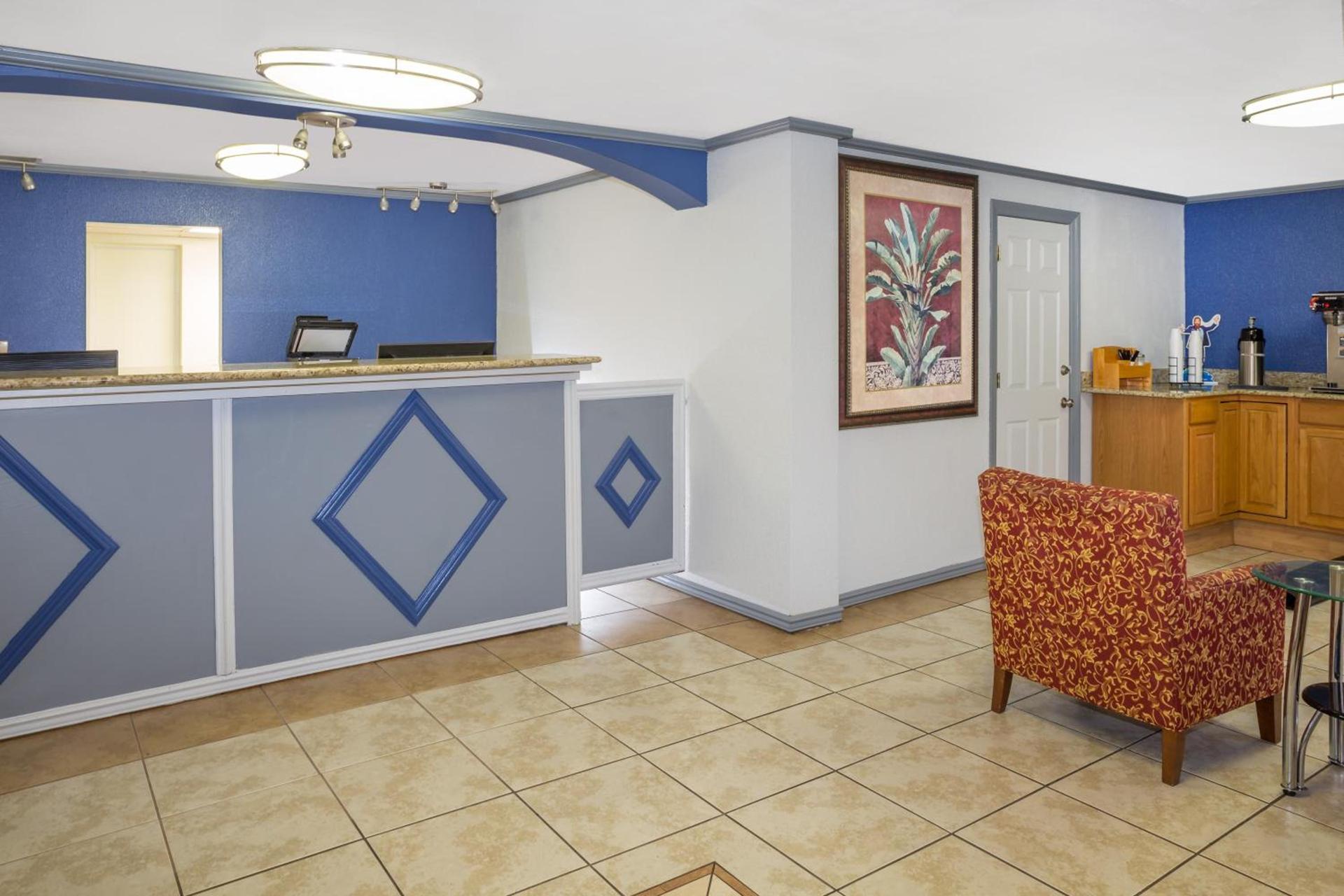 Travelodge by Wyndham Fort Myers North photo 5