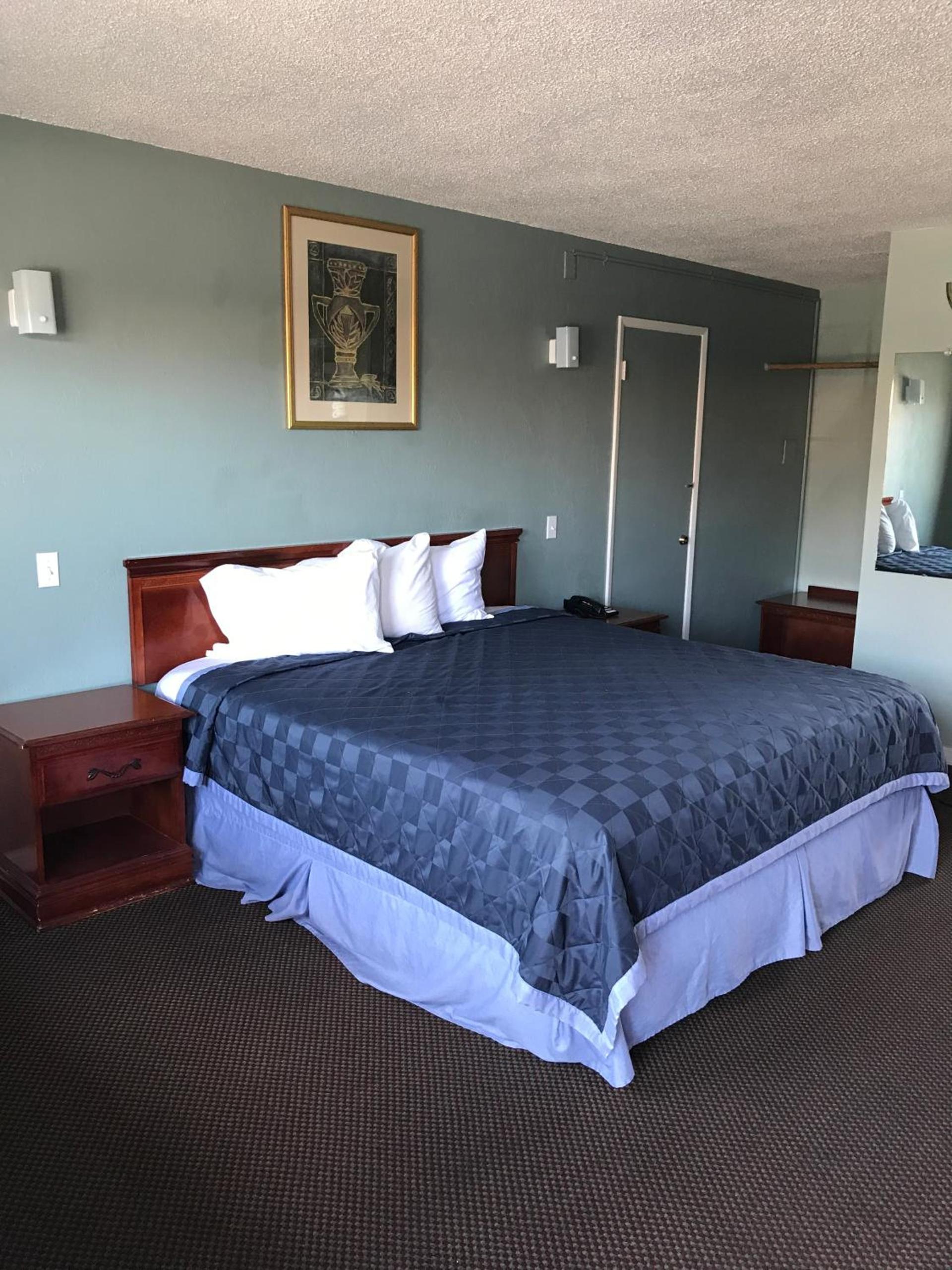 Economy Inn photo 14