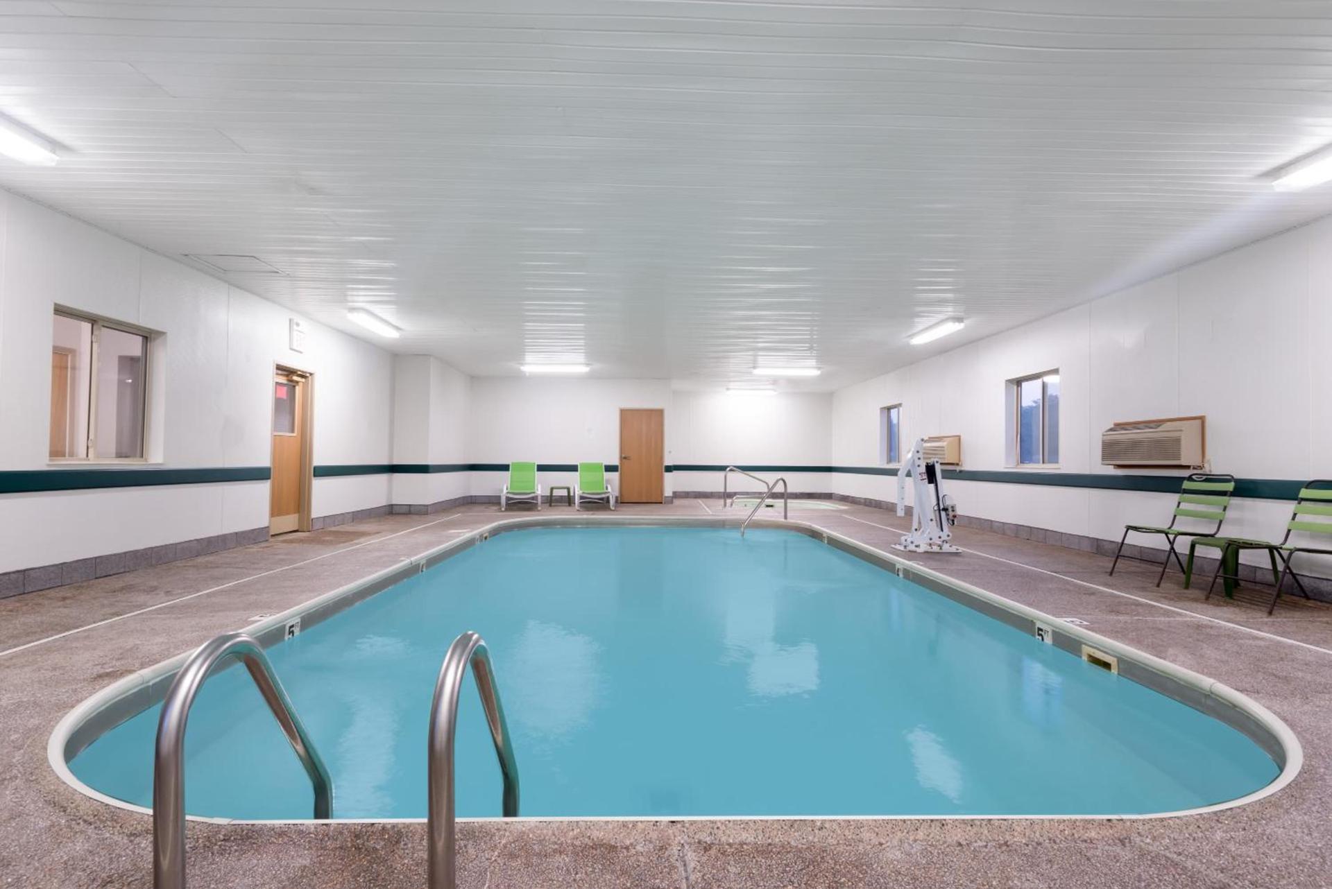 Super 8 by Wyndham Bedford photo 13