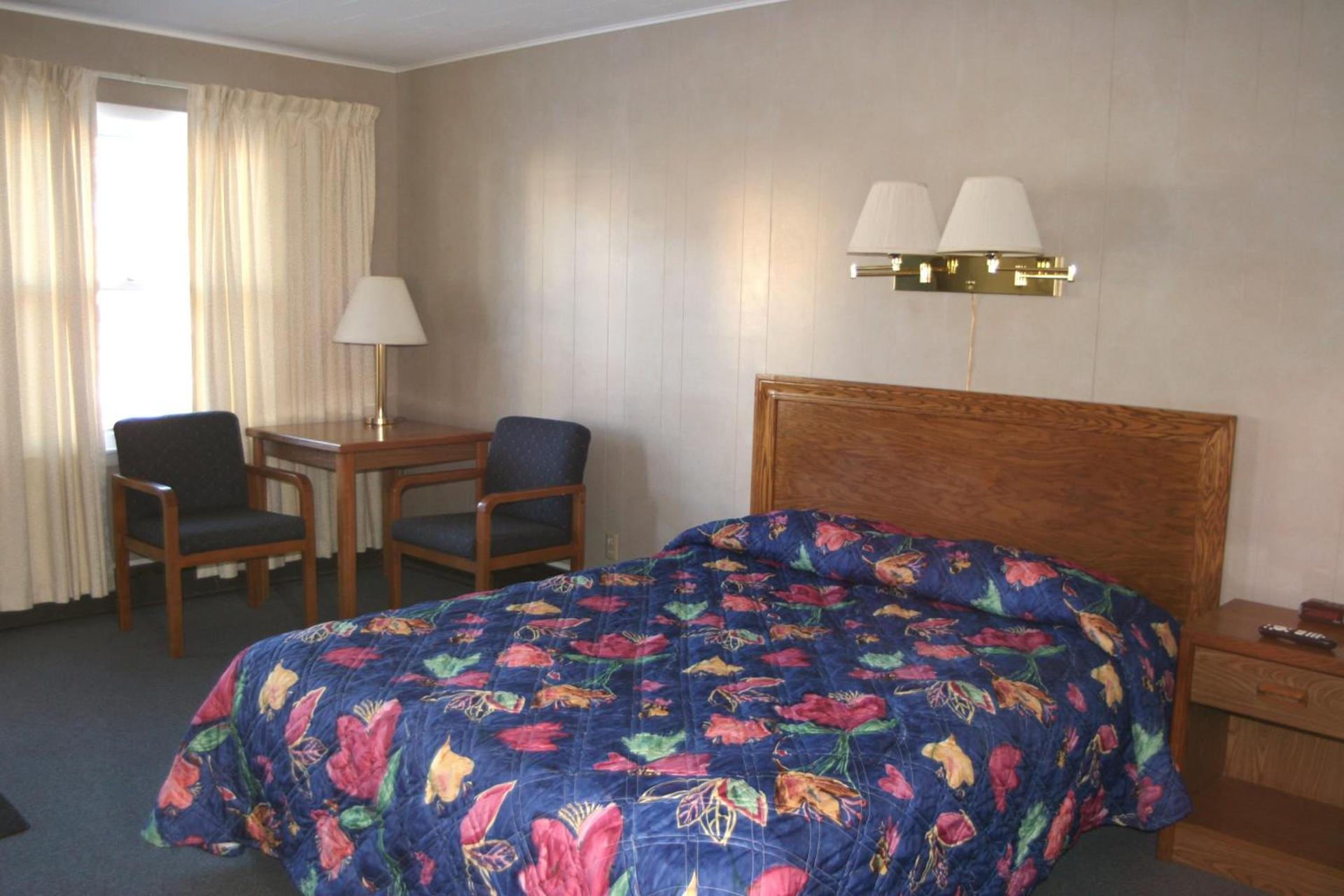 Bluffs Inn photo 12