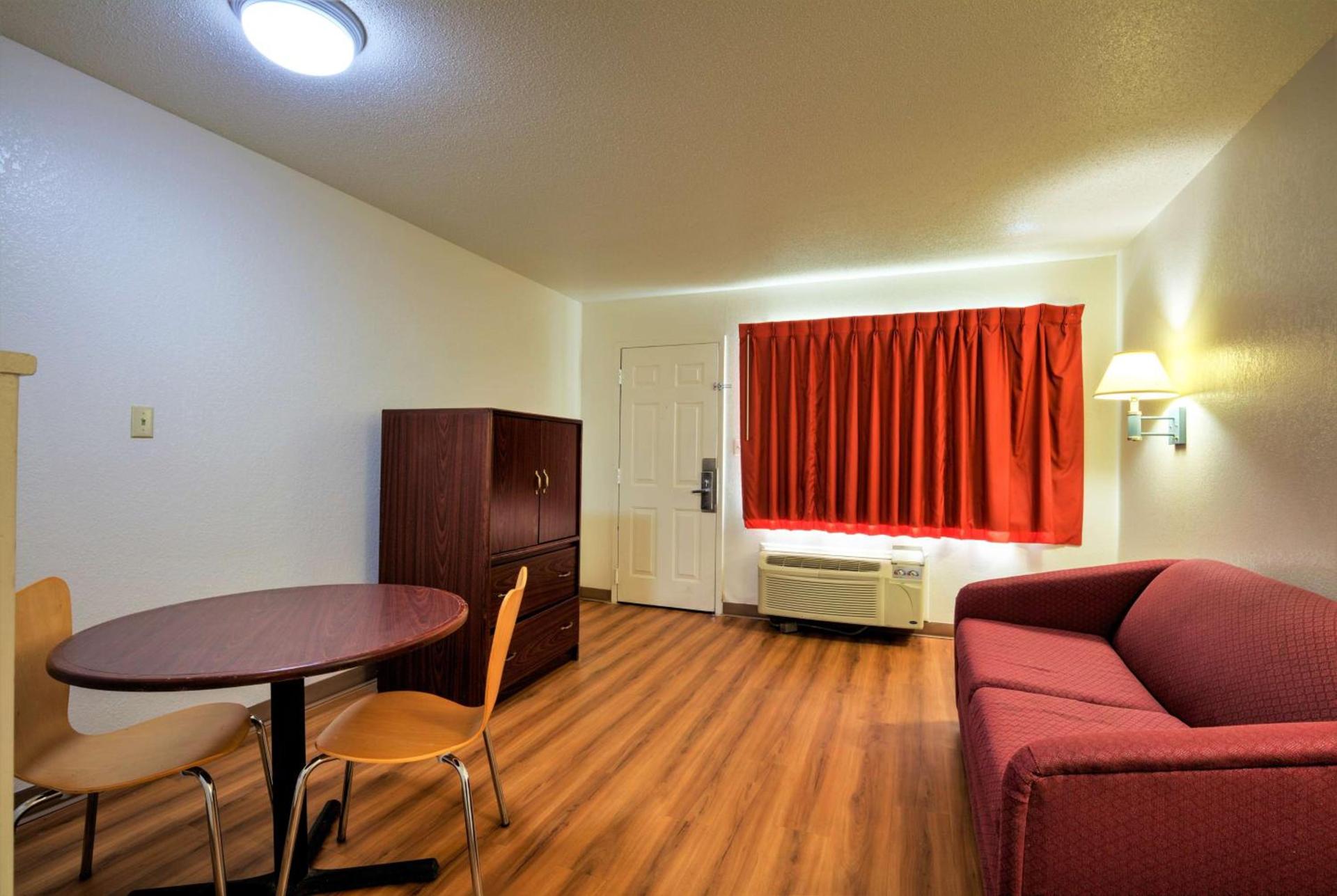 Super 7 Inn Tupelo photo 23