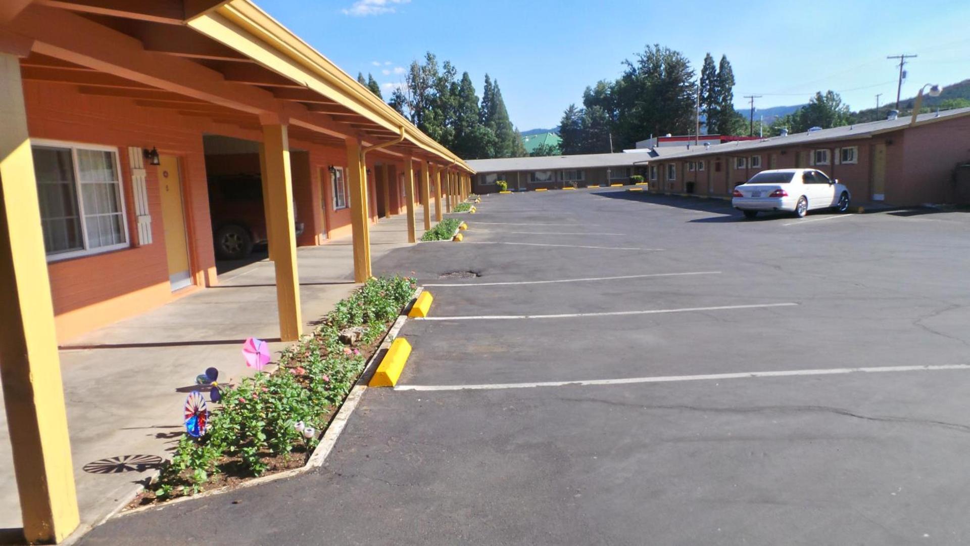 Relax Inn Yreka photo 14