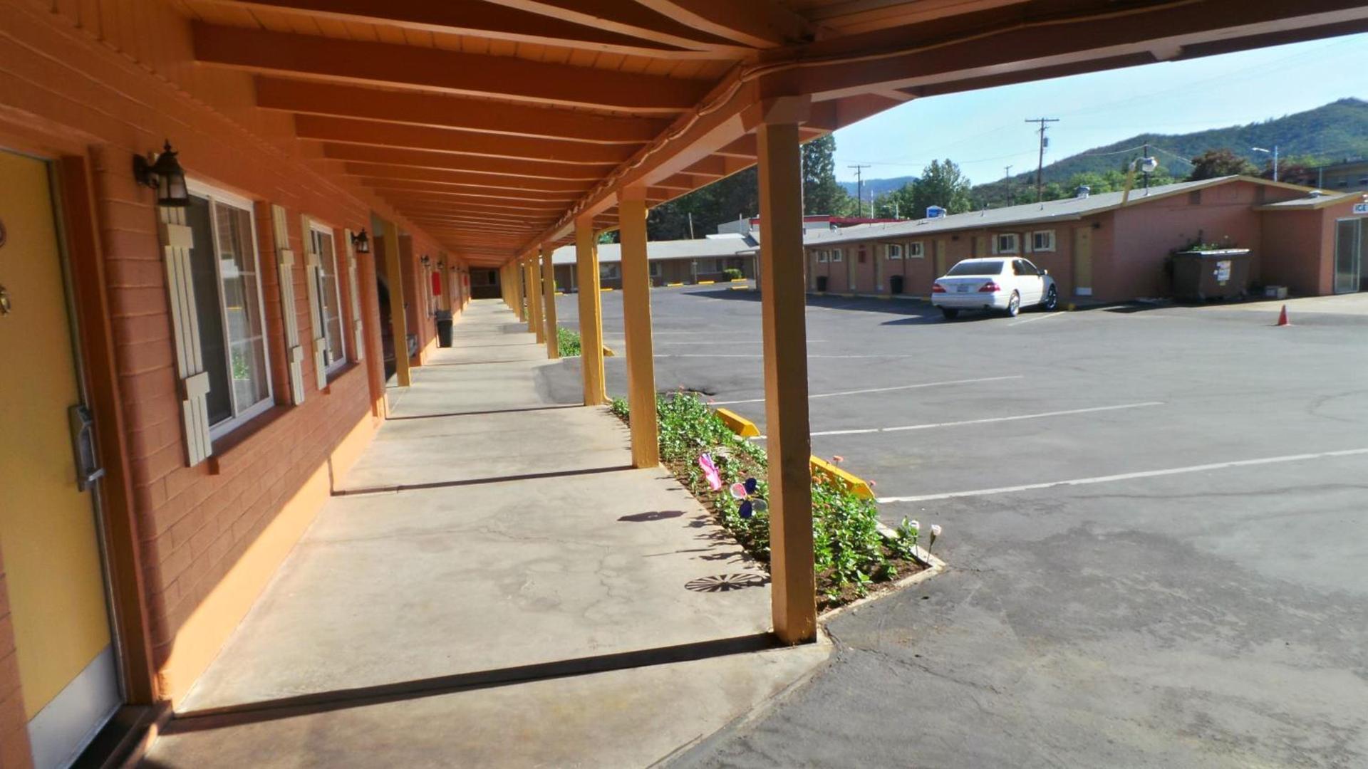 Relax Inn Yreka photo 15