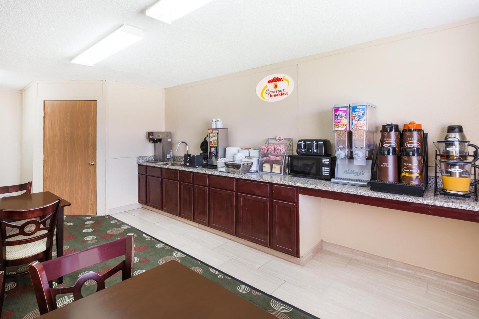 Super 8 by Wyndham Jefferson photo 5