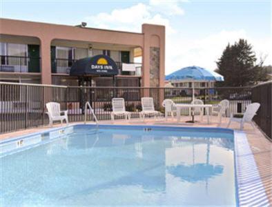 Days Inn by Wyndham Clayton photo 47