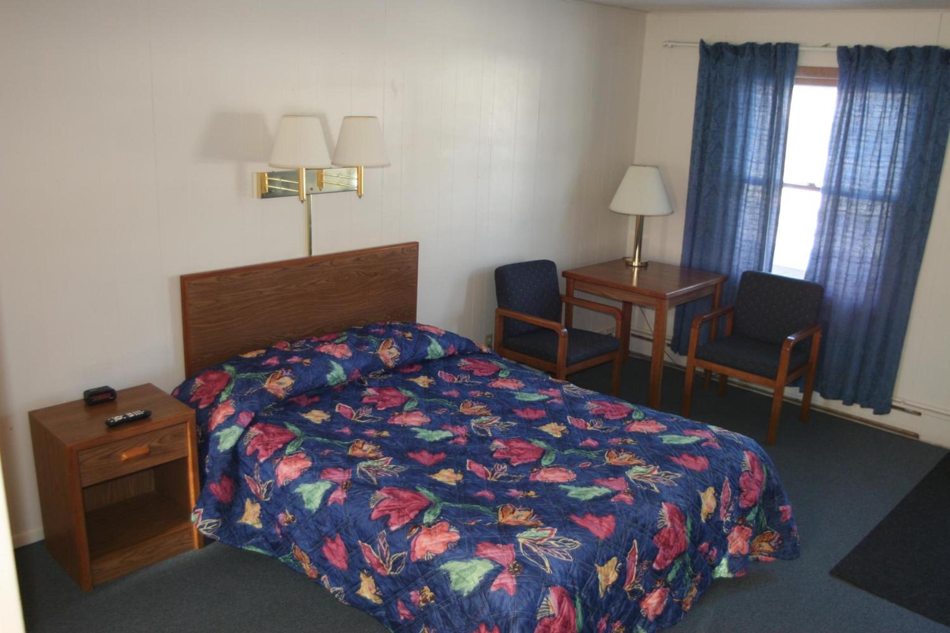 Bluffs Inn photo 13