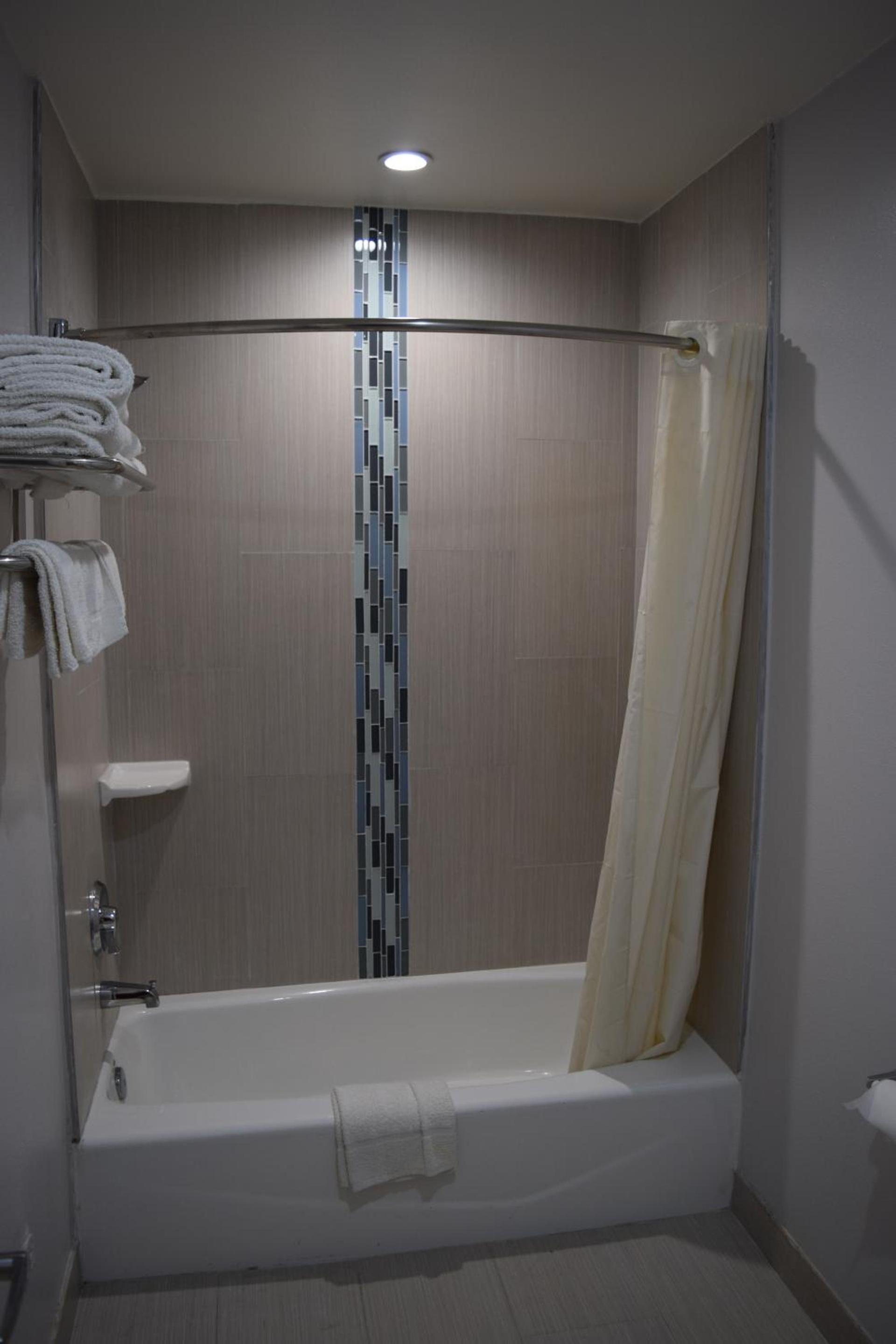 Deluxe Inn Hawthorne/ LAX photo 17