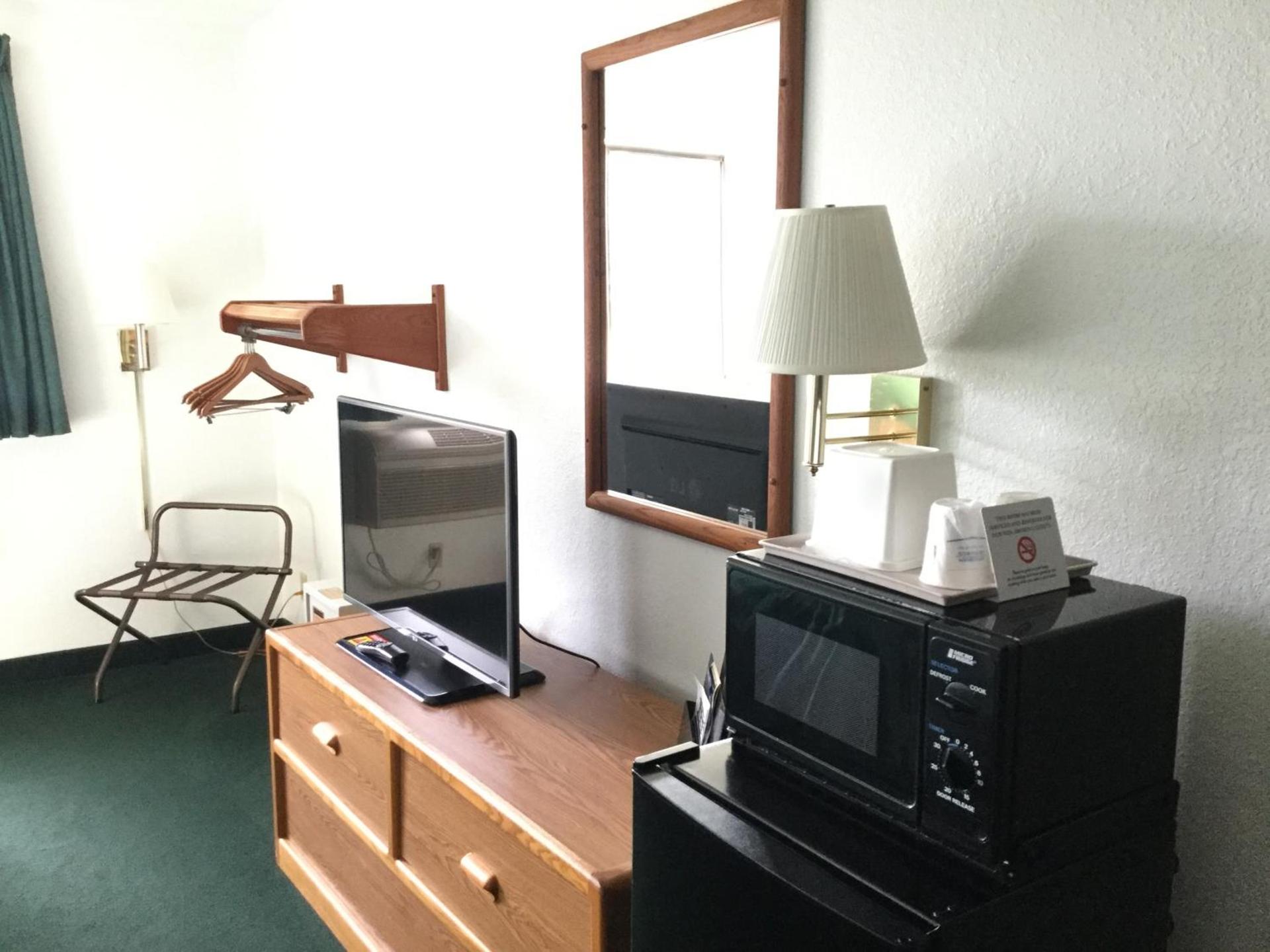 Super 8 by Wyndham New Stanton photo 27