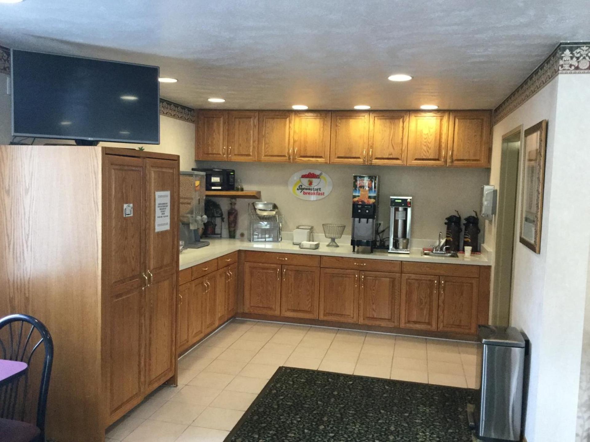 Super 8 by Wyndham New Stanton photo 35