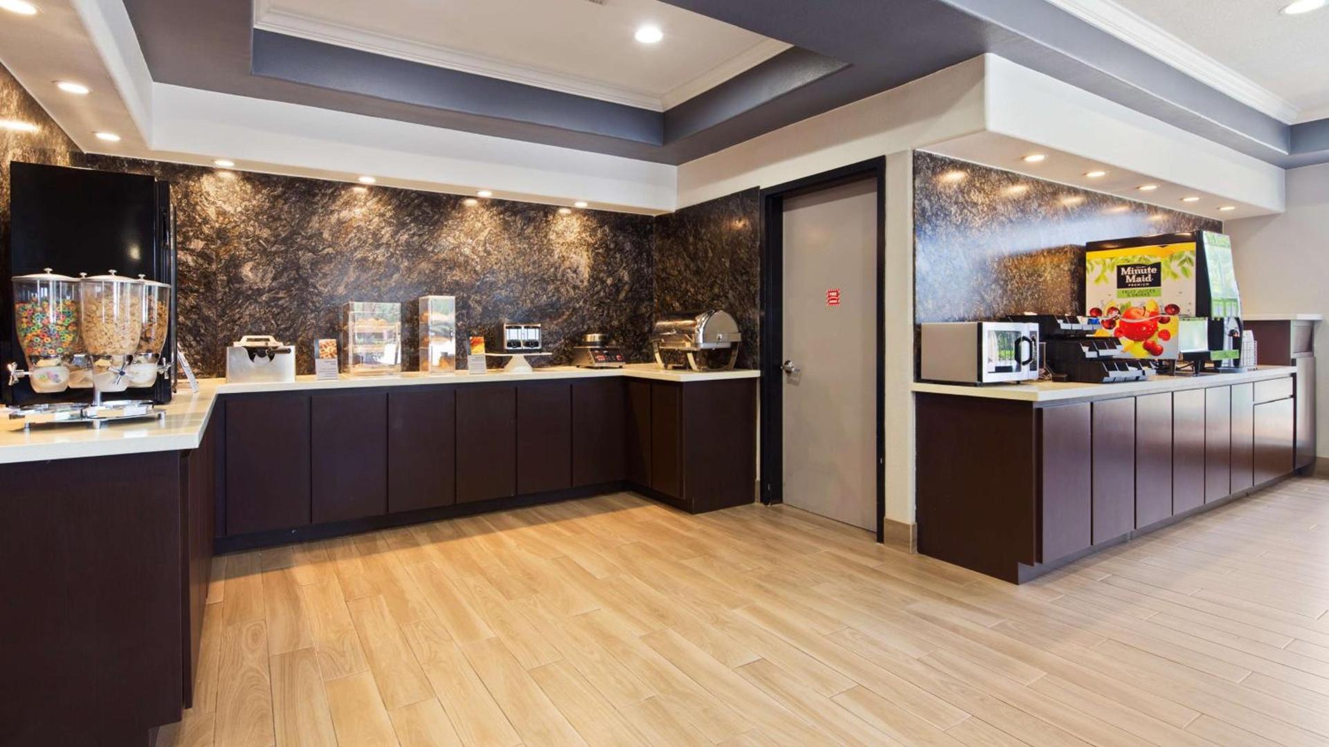 Best Western Plus North Houston Inn & Suites photo 4