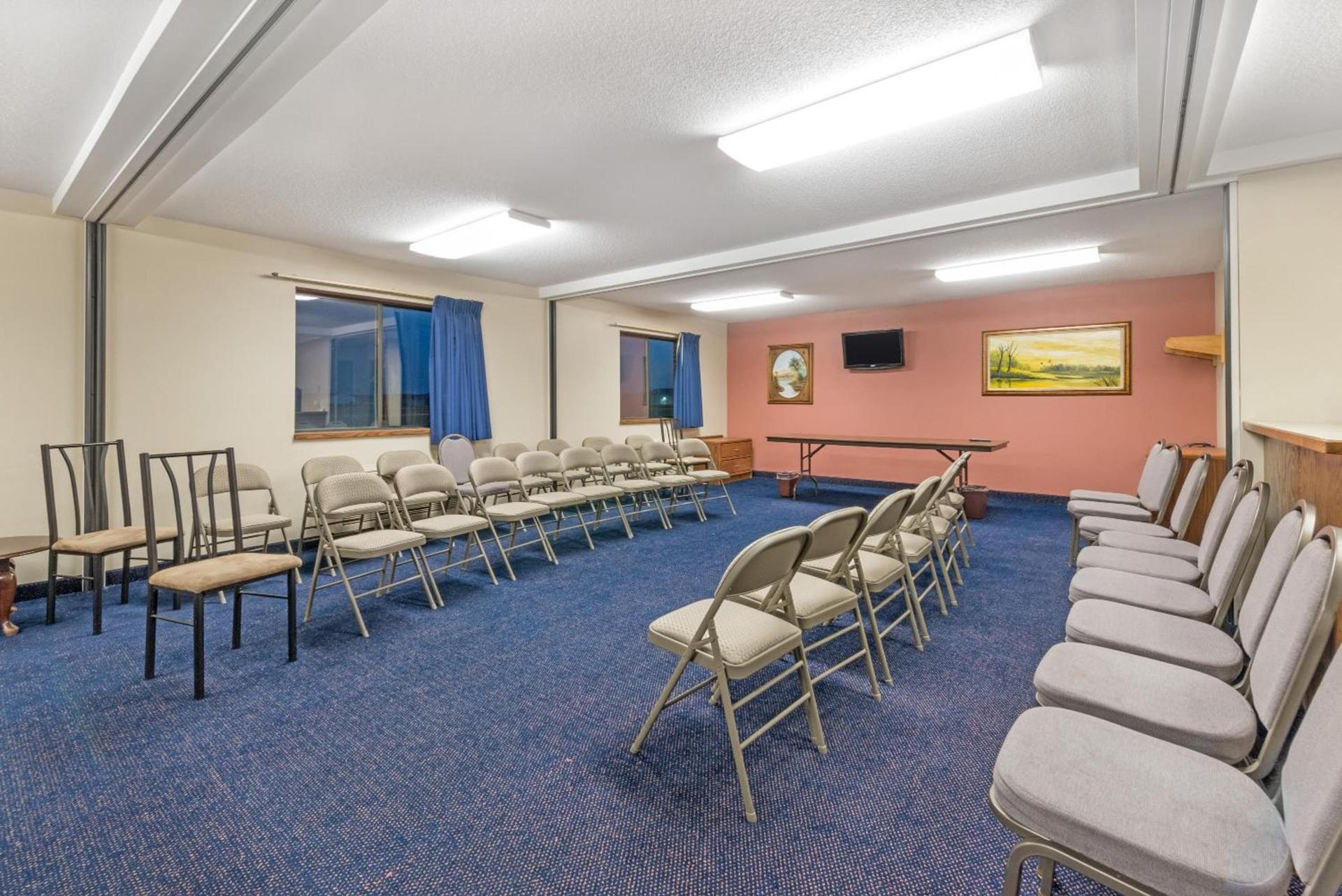Super 8 by Wyndham Perham photo 28