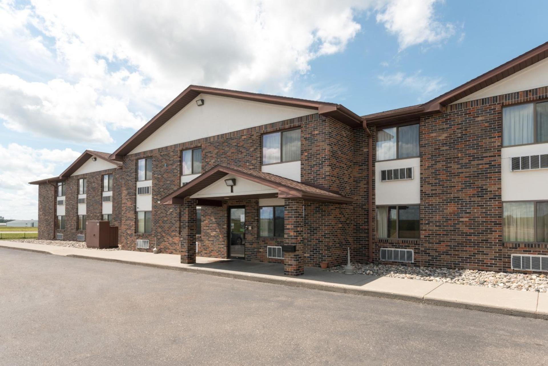 Super 8 by Wyndham Perham photo 32