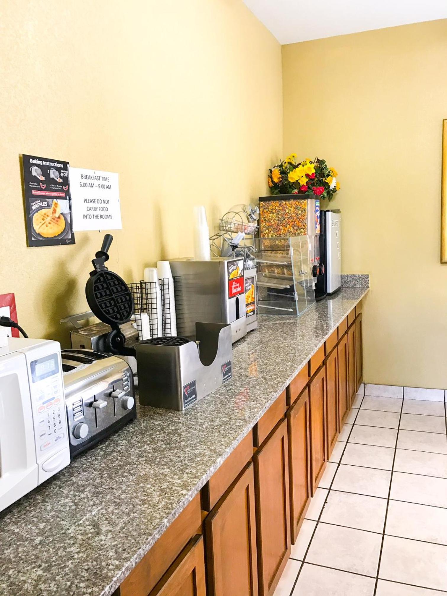 Americas Best Value Inn Yukon photo 30