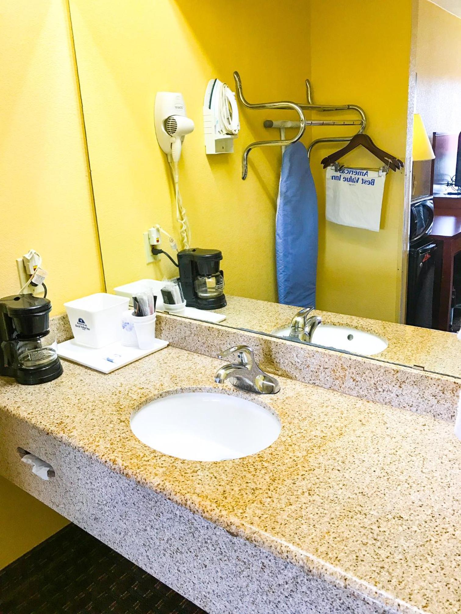 Americas Best Value Inn Yukon photo 27