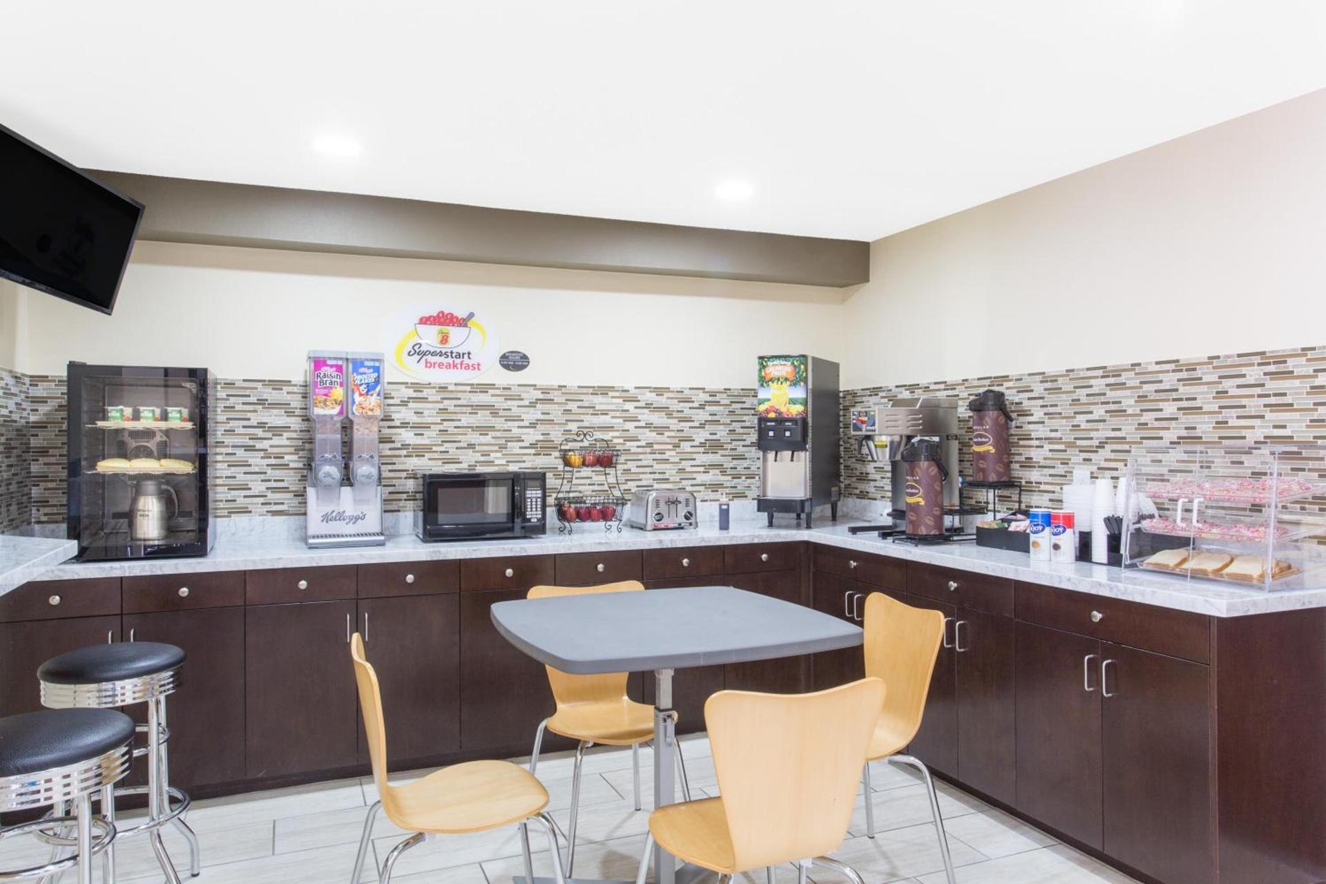 Super 8 by Wyndham National City Chula Vista photo 18