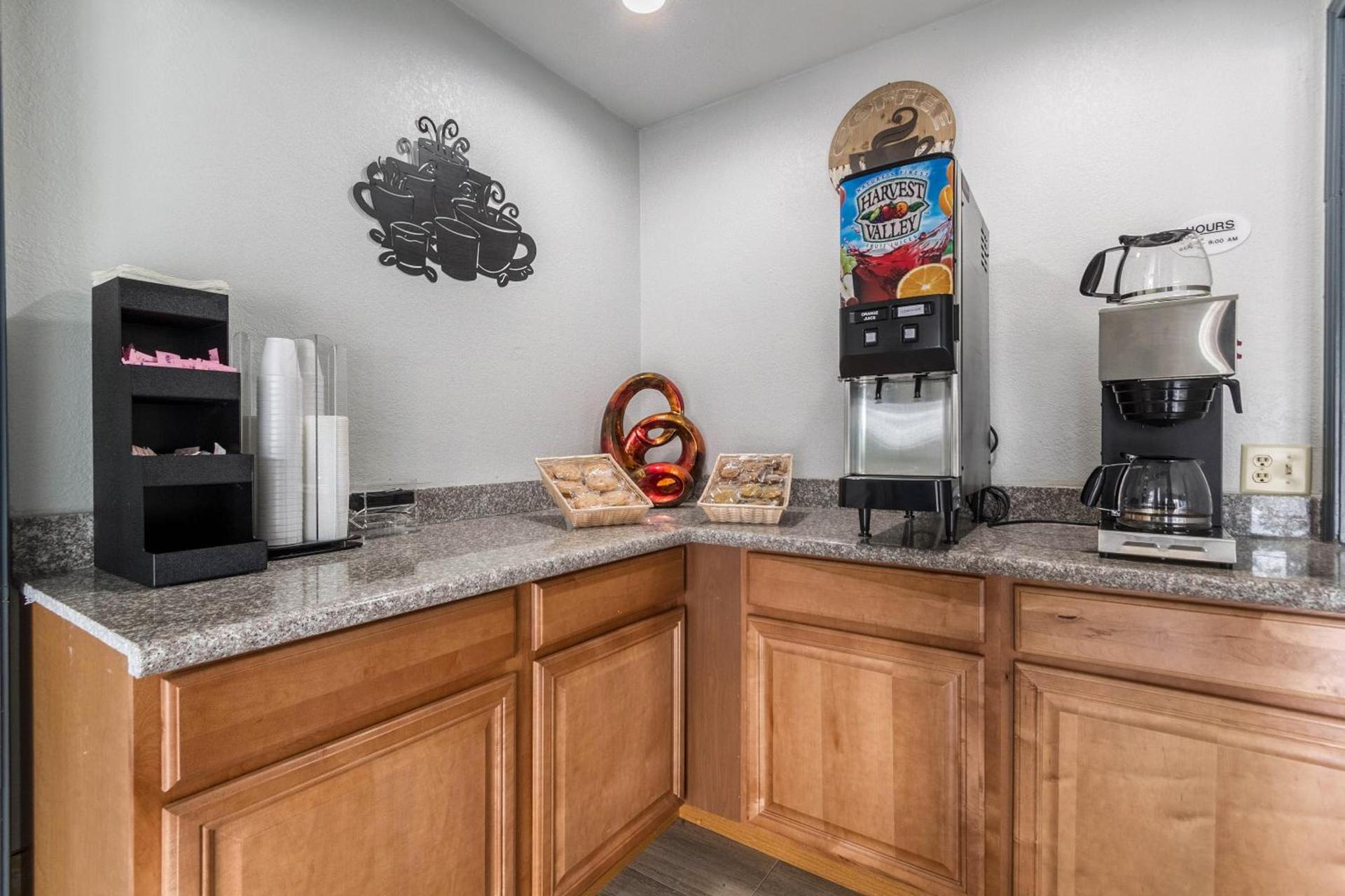 Scottish Inn and Suites Tomball photo 5