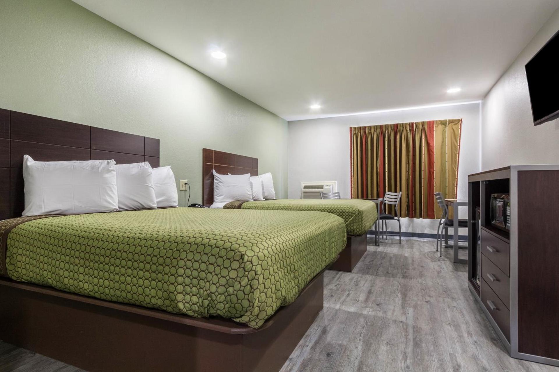 Scottish Inn and Suites Tomball photo 24
