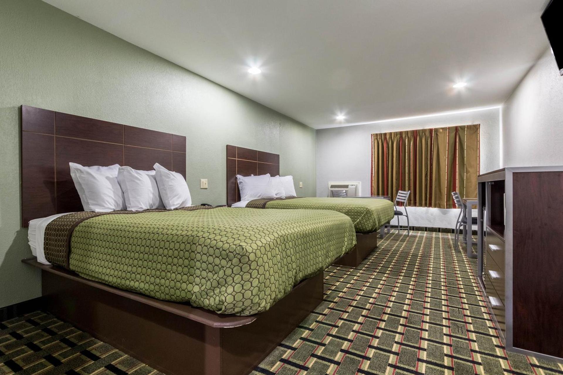 Scottish Inn and Suites Tomball photo 9