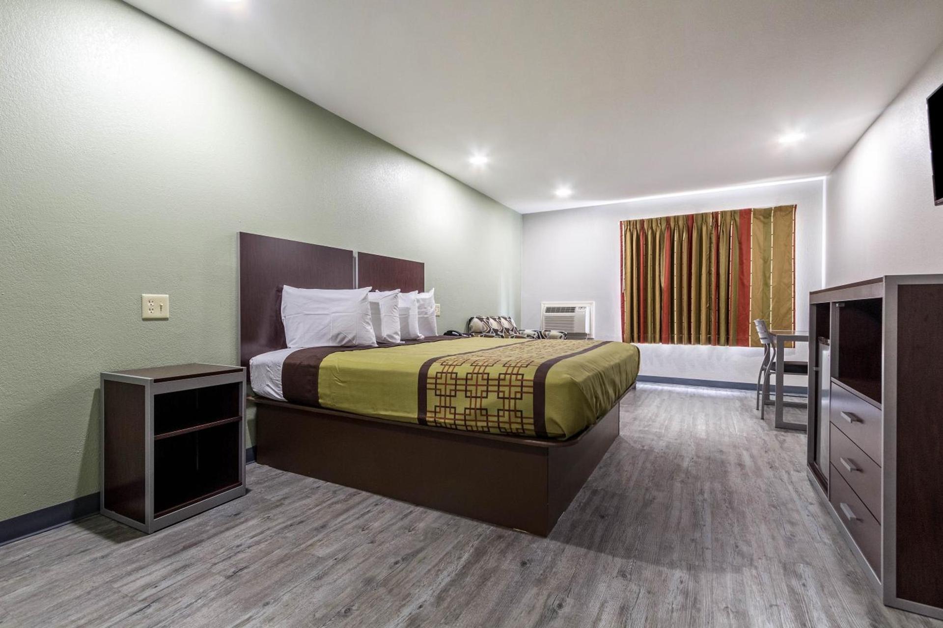 Scottish Inn and Suites Tomball photo 16