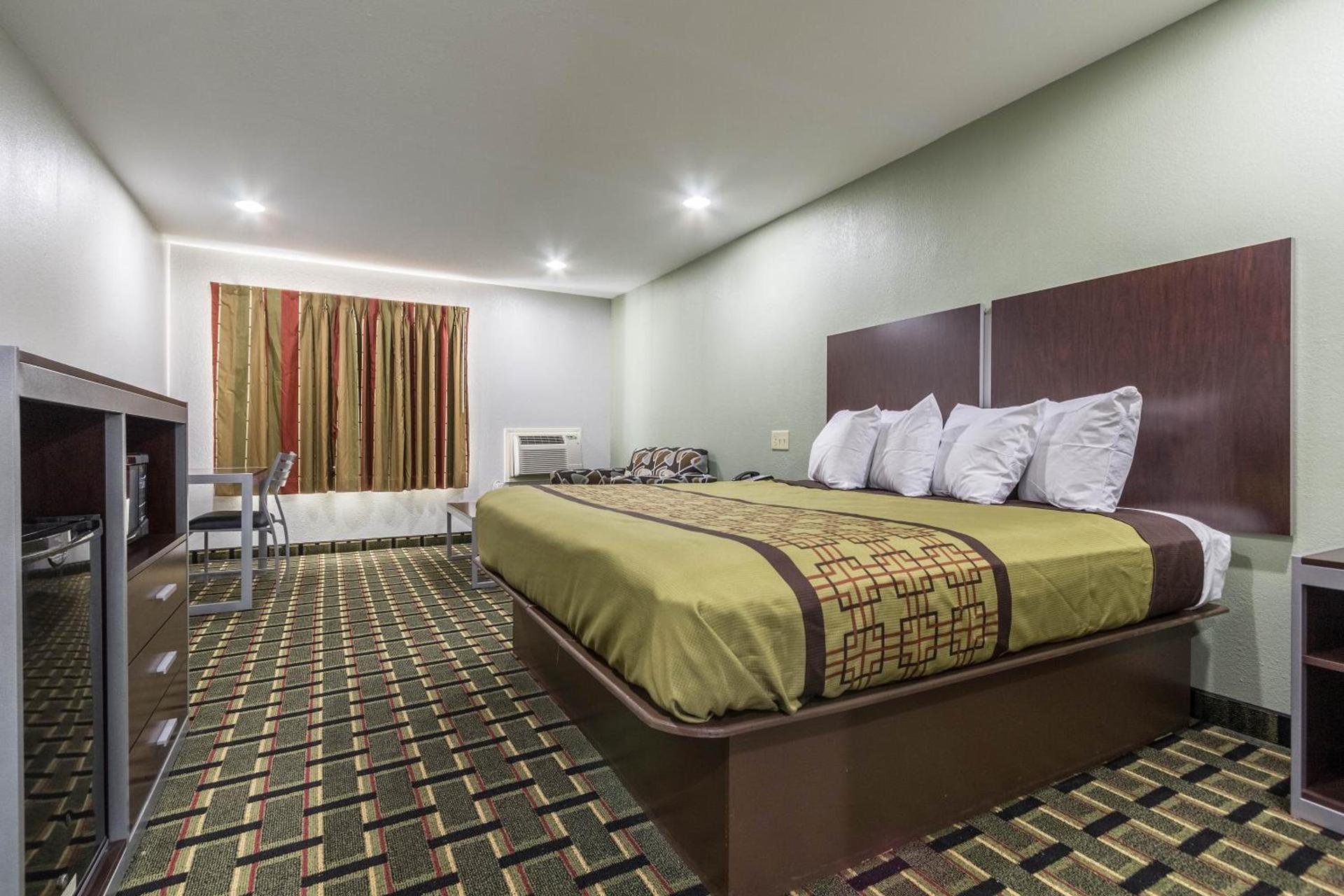Scottish Inn and Suites Tomball photo 14