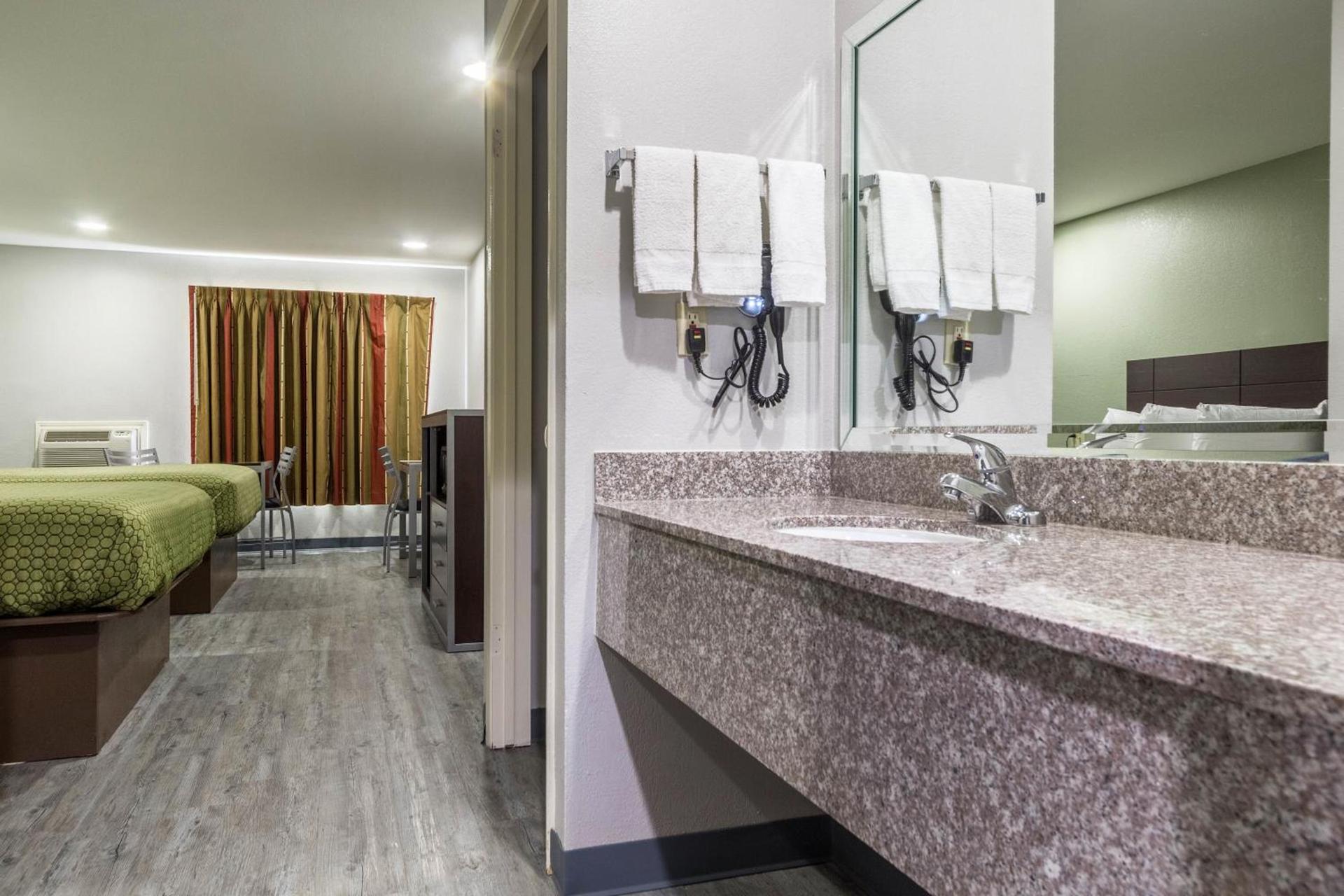 Scottish Inn and Suites Tomball photo 13