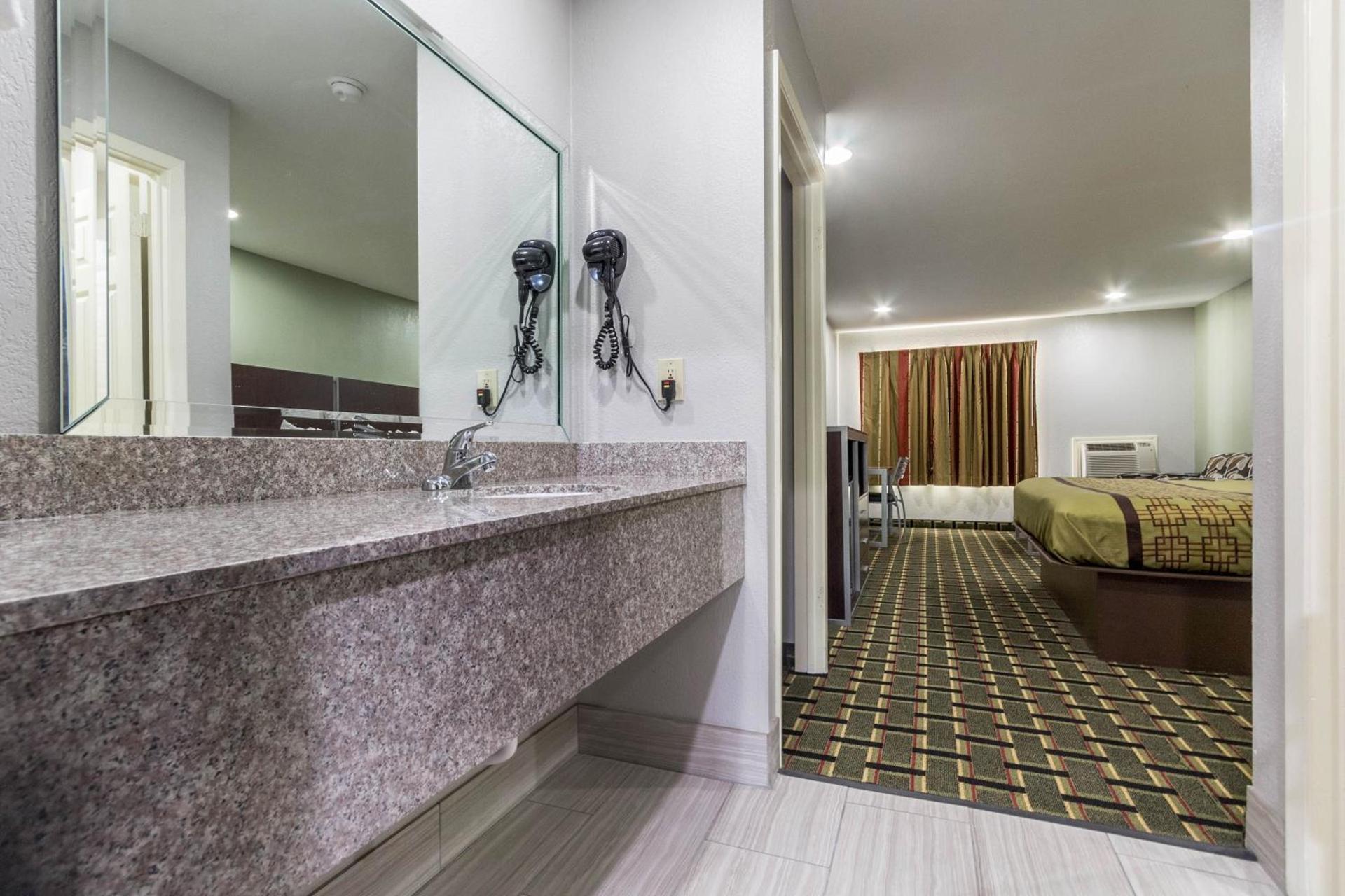 Scottish Inn and Suites Tomball photo 11