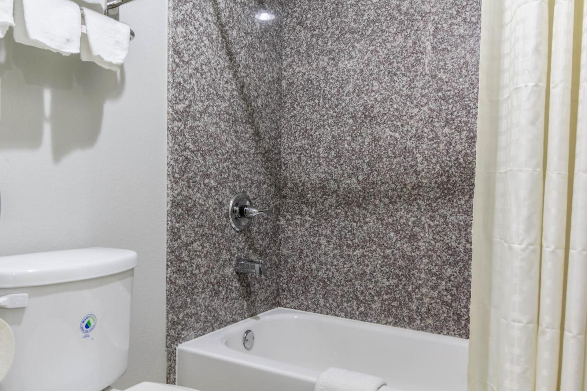 Scottish Inn and Suites Tomball photo 12