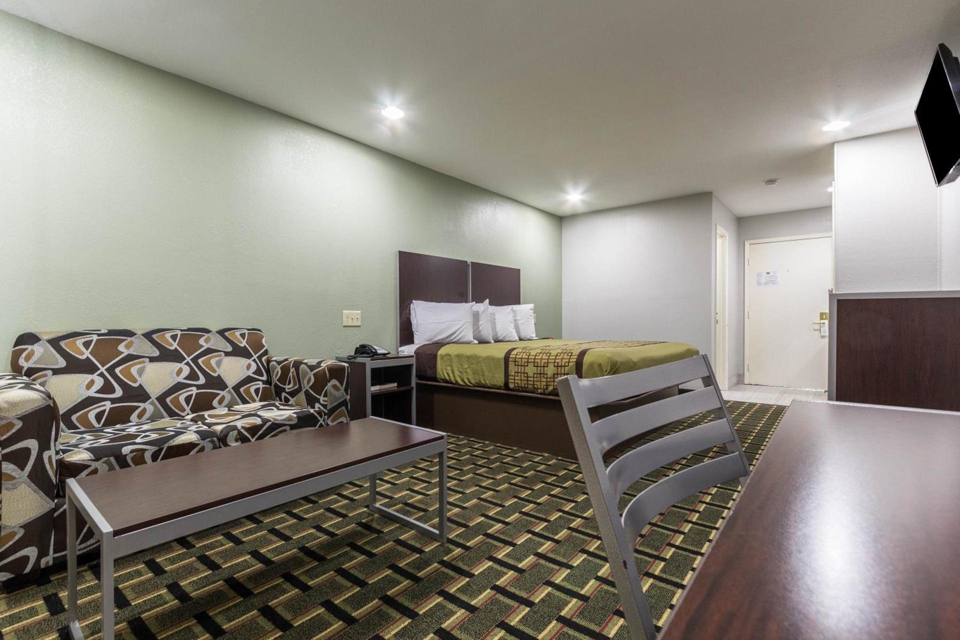 Scottish Inn and Suites Tomball photo 17