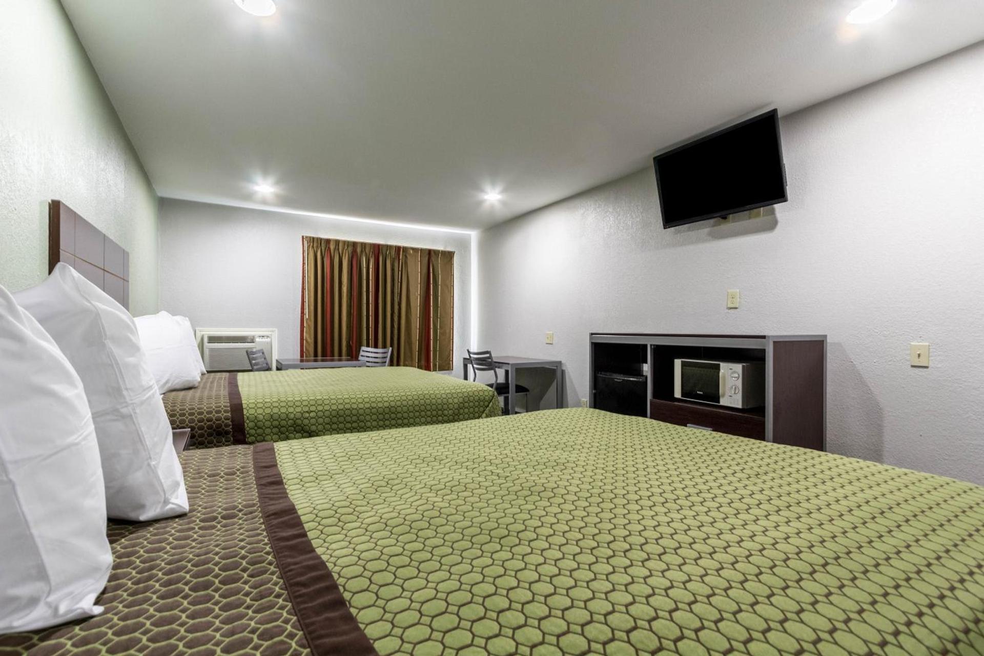 Scottish Inn and Suites Tomball photo 21