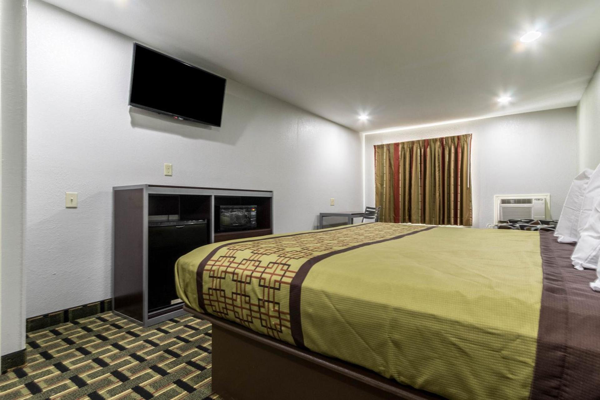Scottish Inn and Suites Tomball photo 8