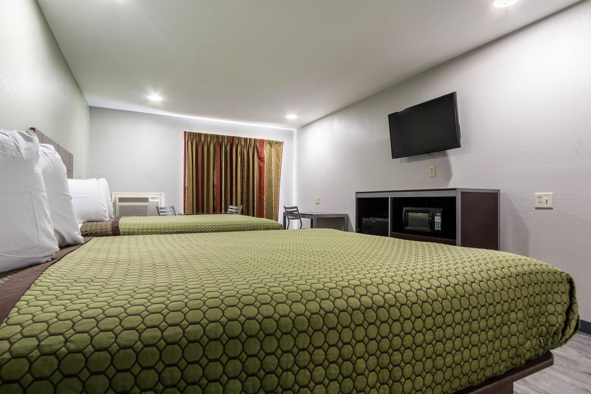 Scottish Inn and Suites Tomball photo 20