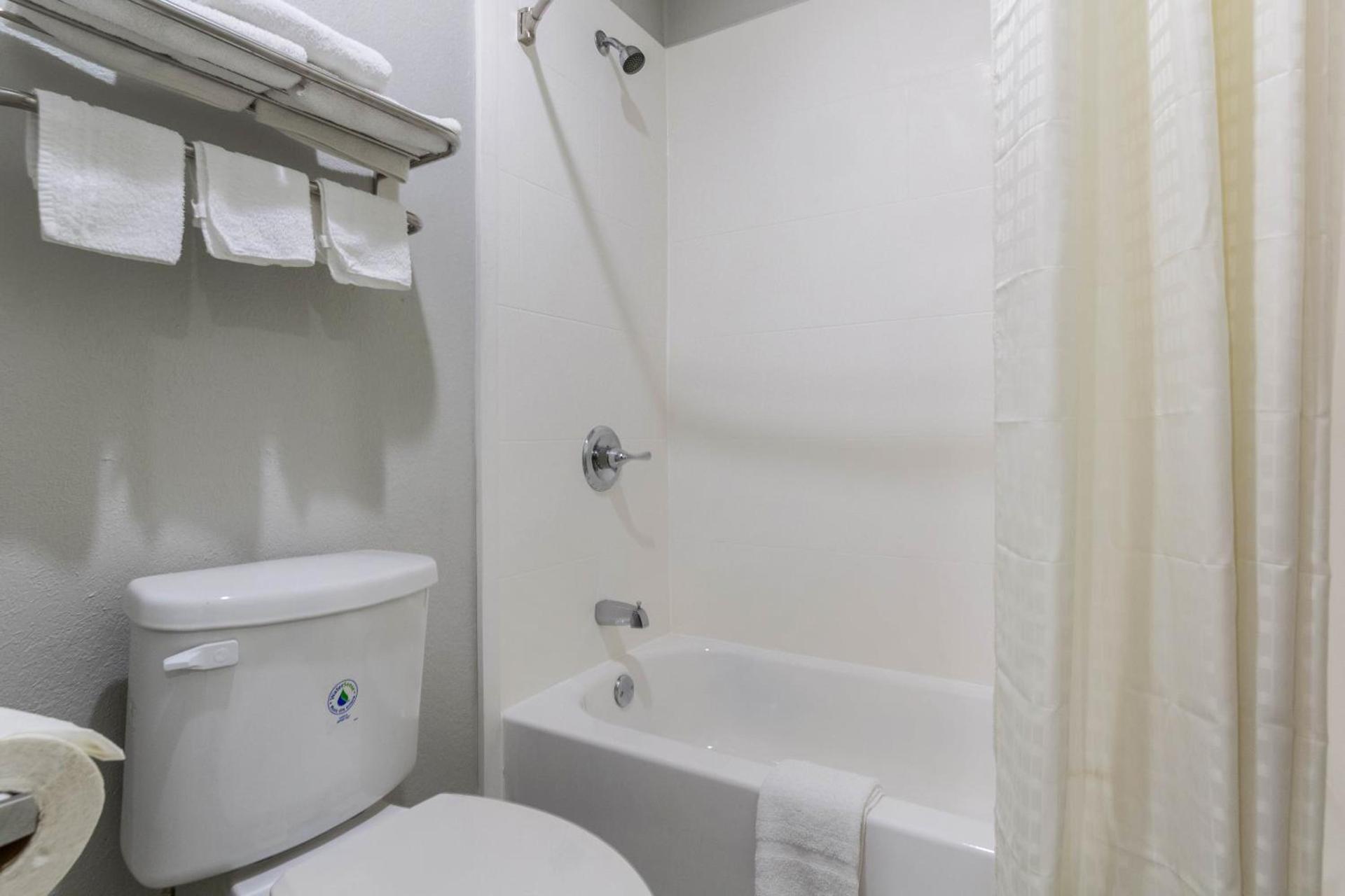 Scottish Inn and Suites Tomball photo 10