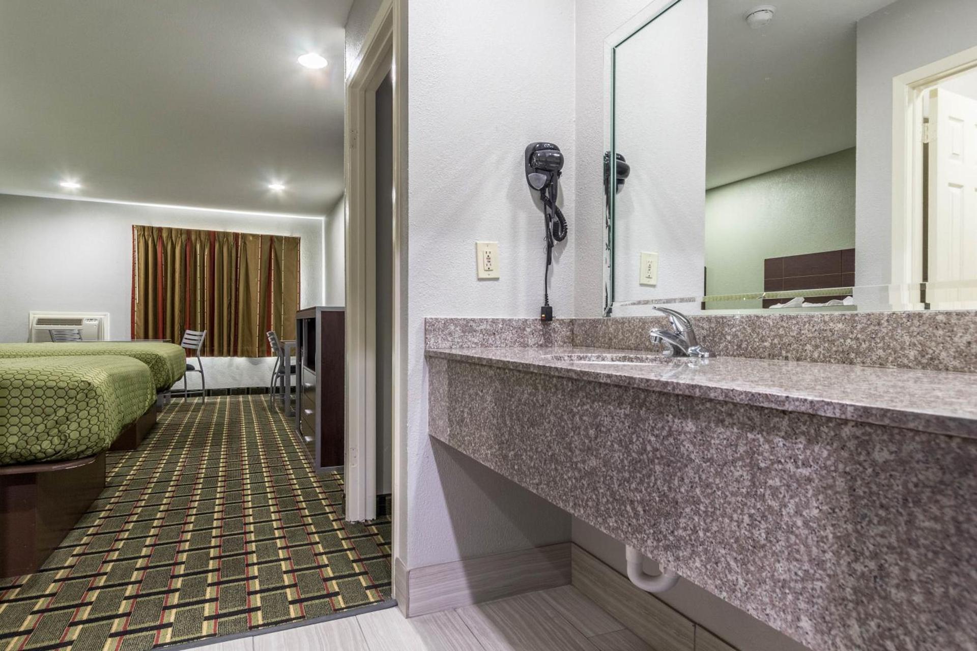Scottish Inn and Suites Tomball photo 23
