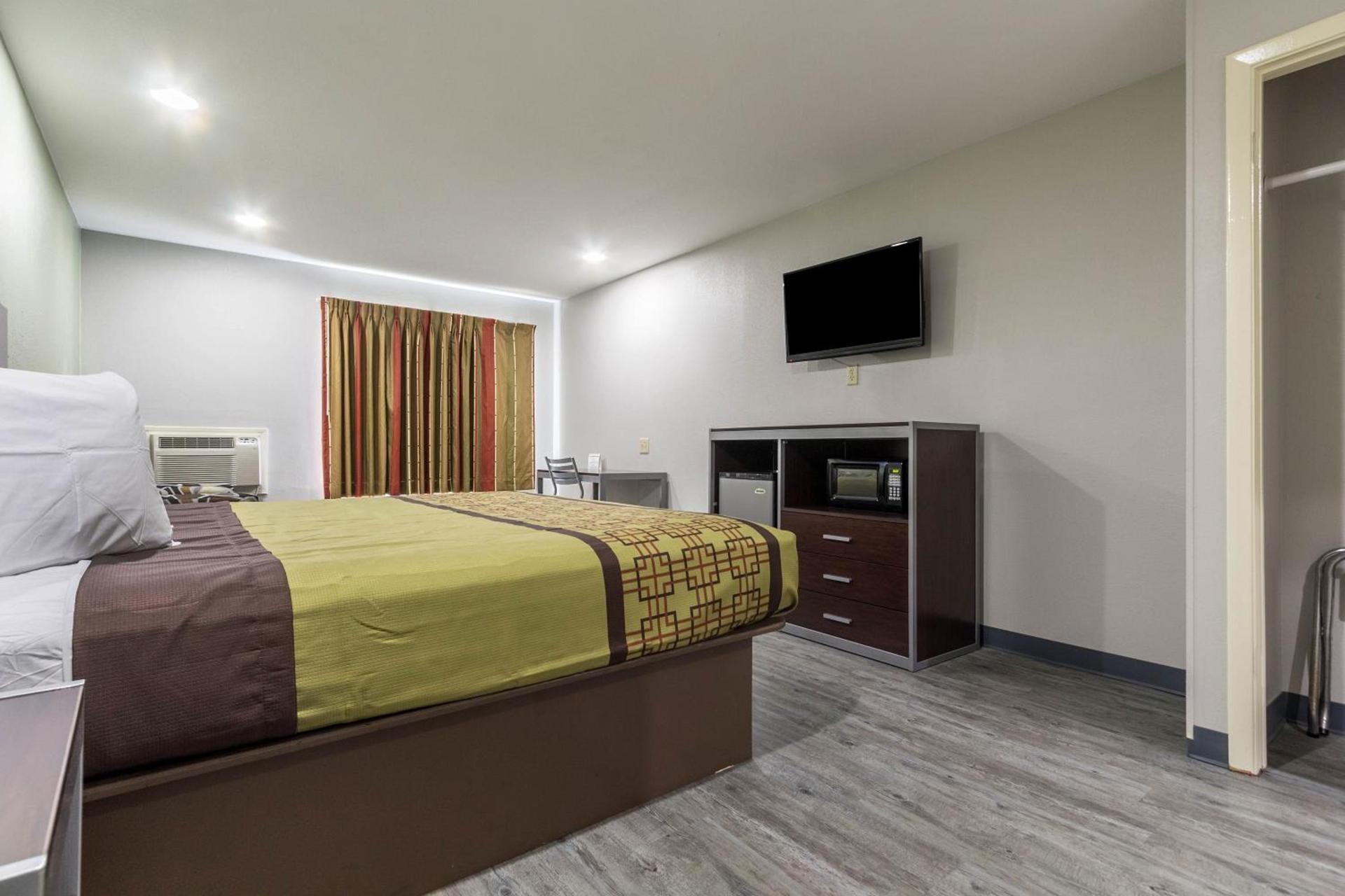 Scottish Inn and Suites Tomball photo 22