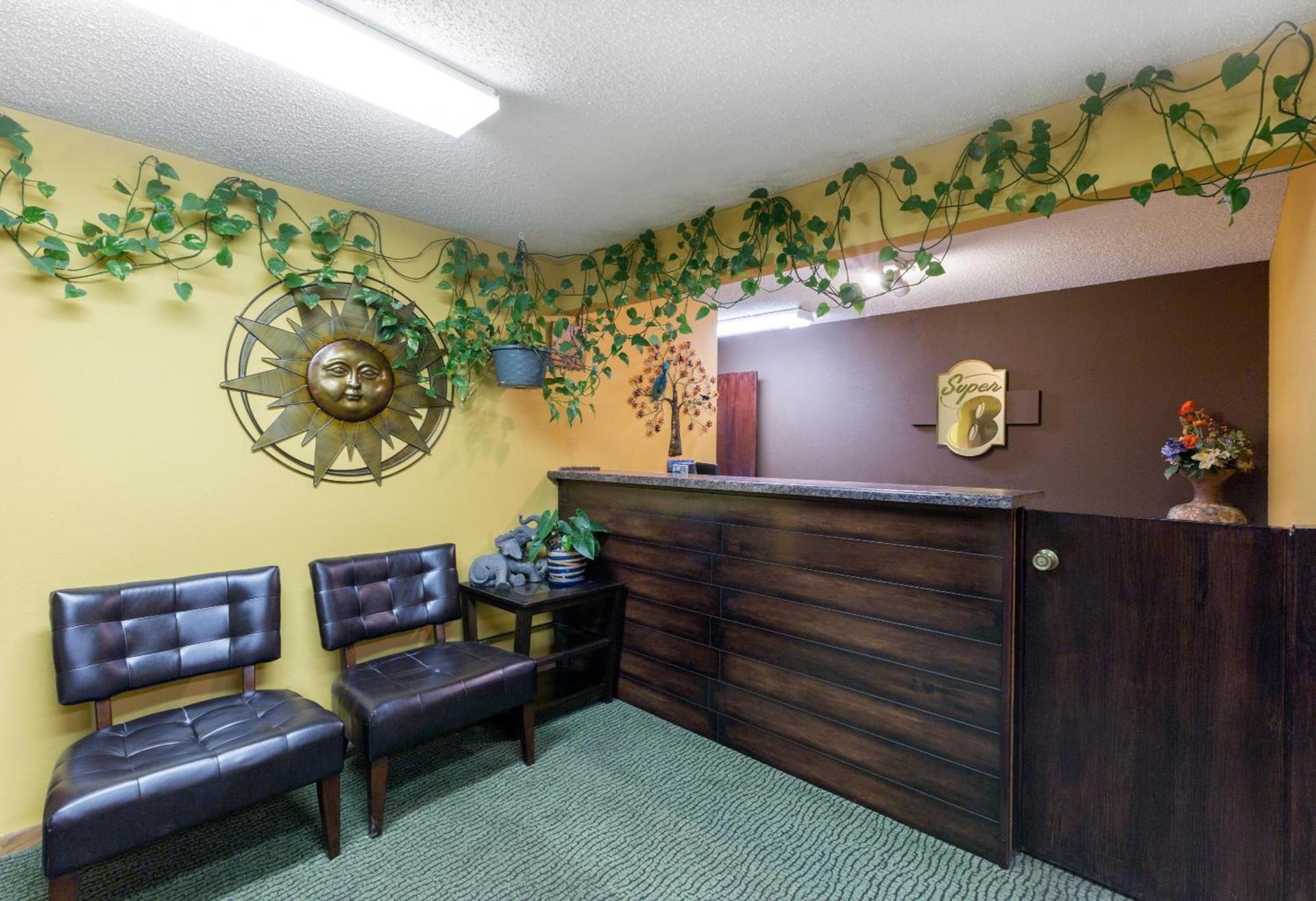 Super 8 by Wyndham Perry IA photo 31
