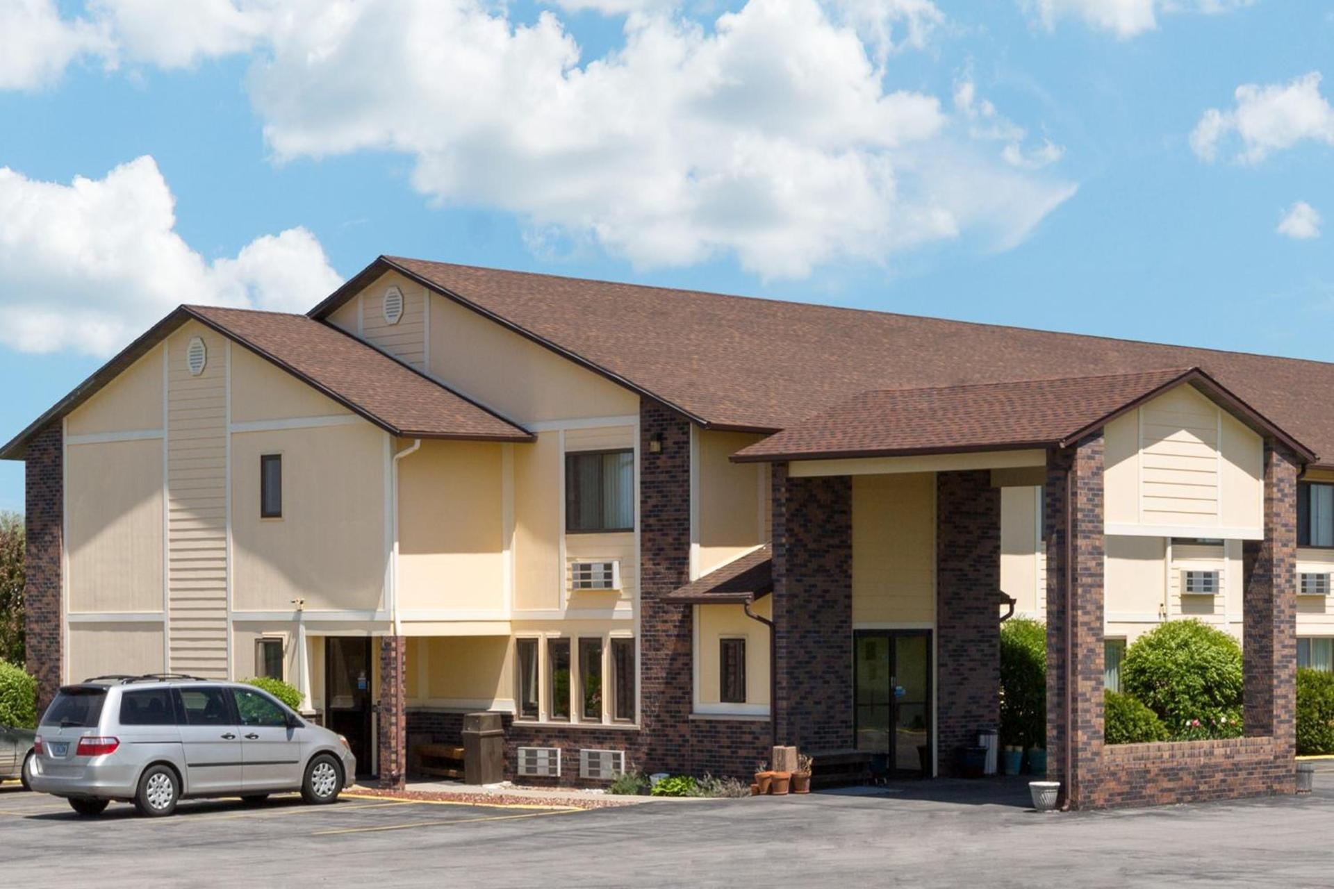 Super 8 by Wyndham Perry IA photo 21